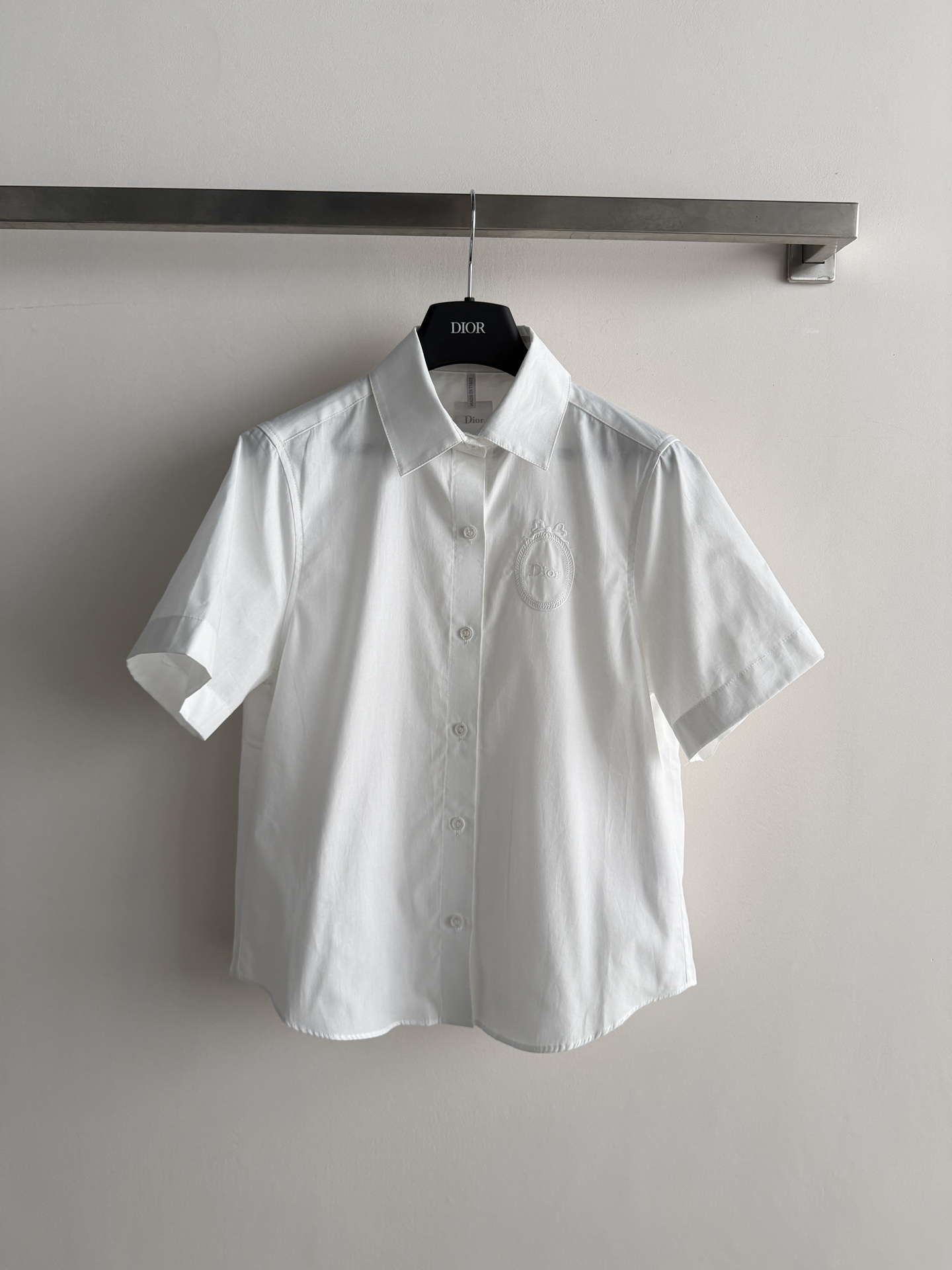 NO:806927,Dio*26SS new lapel short-sleeved lapel design is classic and versatile. The pocket embroidery is so fashionable that it can be easily worn with jeans or skirts. It can be worn with different styles. The fit is very correct, and the upper body looks thin and elegant. Whoever wears it really looks better~ A must-have new favorite in the wardrobe SML-, dior, skirts, jeans, T-shirt,19860909Dio*26SS新款翻领短袖翻领设计经典又百搭 口袋刺绣点睛时髦到飞起无论是搭配牛仔裤們 还是半身裙 都能轻松驾驭,穿出不一样的风格版型很正,上身显瘦又显气质,真的是谁穿谁好看～衣橱里必备的新宠SML-,,dior,skirts,jeans,T-shirt,,Women's clothing