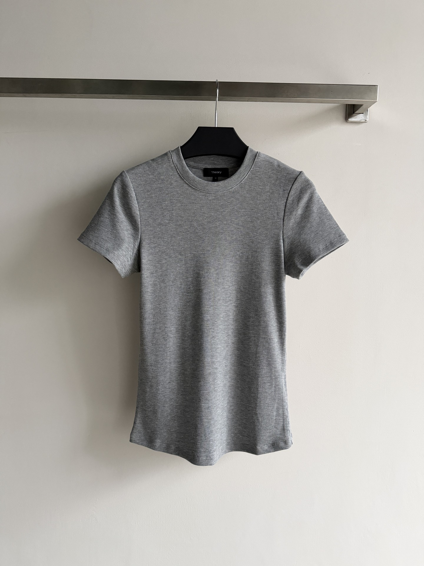 NO:807512,theor*26 new short-sleeved T-shirt, the fabric is soft, skin-friendly and elastic, super comfortable to wear in summer!  Simple and advanced shoulder cut + round neck design, modified shoulder lines, versatile and not picky, it is OK whether worn alone or layered ~ can be easily controlled for daily commuting and leisure, it is a wardrobe must-have basic four-color SML, T-shirt, tees, t-shirt,19860909theor*26新款短袖T恤,面料柔软亲肤有弹性,夏天穿超舒服！简约又高级正肩剪裁+圆领设计,修饰肩部线条,百搭不挑人,无论单穿还是内搭都很OK～日常通勤、休闲都能轻松驾驭,是衣橱必备基础款四色SML,,T-shirt,tees，t-shirt,,Women's clothing
