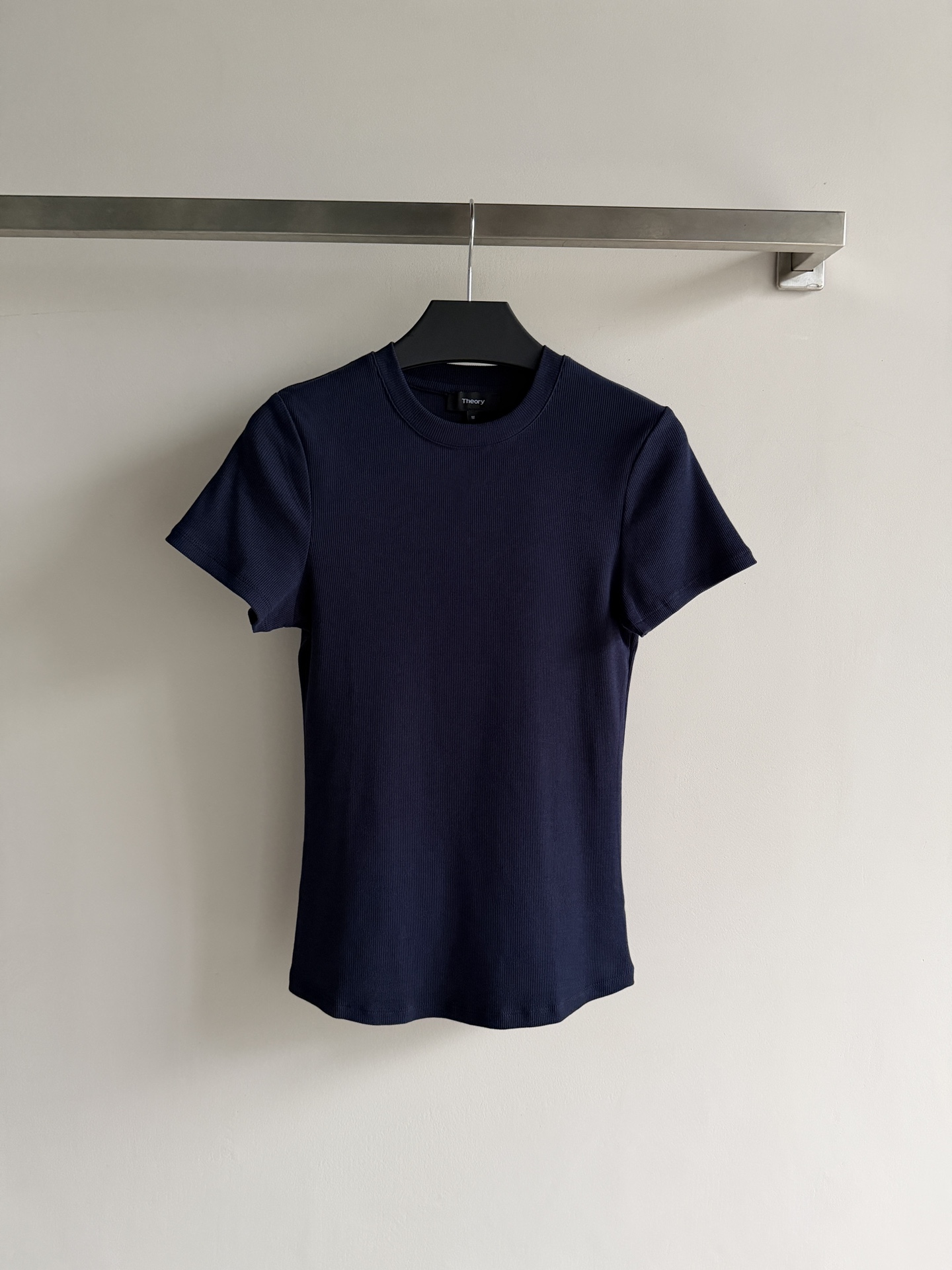 NO:826261,theor*26 new short-sleeved T-shirt, the fabric is soft, skin-friendly and elastic, super comfortable to wear in summer!  Simple and advanced shoulder cut + round neck design, modified shoulder lines, versatile and not picky, it is OK whether worn alone or layered ~ can be easily controlled for daily commuting and leisure, it is a must-have basic model in the wardrobe. Four-color SML, women's clothing, loro piana, T-shirt, tees, t-shirt,19860909theor*26新款短袖T恤,面料柔软亲肤有弹性,夏天穿超舒服！简约又高级正肩剪裁+圆领设计,修饰肩部线条,百搭不挑人,无论单穿还是内搭都很OK～日常通勤、休闲都能轻松驾驭,是衣橱必备基础款四色SML,女装,loro piana,T-shirt,tees，t-shirt,,Women's clothing