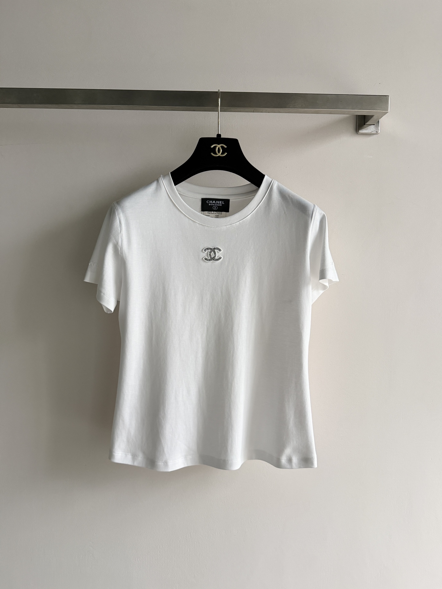 NO:807510,CHANE*26 new short-sleeved T-shirt, classic round neck design, double C Logo on the chest is very recognizable. High-quality pure cotton material, soft and comfortable, super refreshing to wear in summer!  It can be easily used for daily commuting and leisure. It looks good with jeans or skirts. It is versatile and practical. It is a must-have item in the wardrobe!  SML,,chanel,skirts,jeans,T-shirt,tees,t-shirt,19860909CHANE*26新款短袖T恤,经典圆领设计,胸前双C Logo超有辨识度.高品质纯棉材质,柔软舒适,夏天穿超清爽！日常通勤、休闲都能轻松驾驭.随意配牛仔裤、半裙都好看,百搭又实穿,是衣橱必备单品！SML,,chanel,skirts,jeans,T-shirt,tees，t-shirt,,Women's clothing