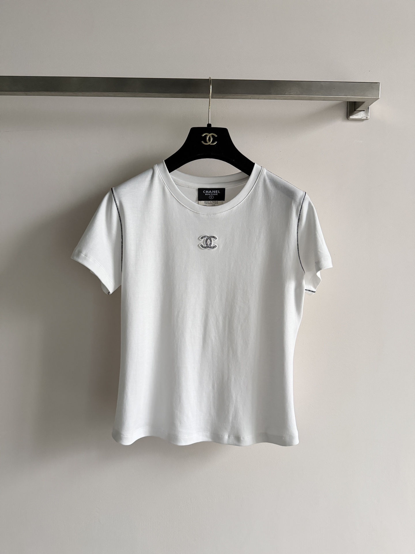 NO:807508,CHANE*26 new round neck short-sleeved T-shirt, black stitching design, double C Logo on the chest is very recognizable. High-quality pure cotton material, soft and comfortable, super refreshing to wear in summer!  It can be easily used for daily commuting and leisure. It looks good with jeans or skirts. It is versatile and practical. It is a must-have item in the wardrobe!  SML,,chanel,skirts,jeans,T-shirt,tees,t-shirt,19860909CHANE*26新款圆领短袖T恤,黑色压线设计,胸前双C Logo超有辨识度.高品质纯棉材质,柔软舒适,夏天穿超清爽！日常通勤、休闲都能轻松驾驭.随意配牛仔裤、半裙都好看,百搭又实穿,是衣橱必备单品！SML,,chanel,skirts,jeans,T-shirt,tees，t-shirt,,Women's clothing