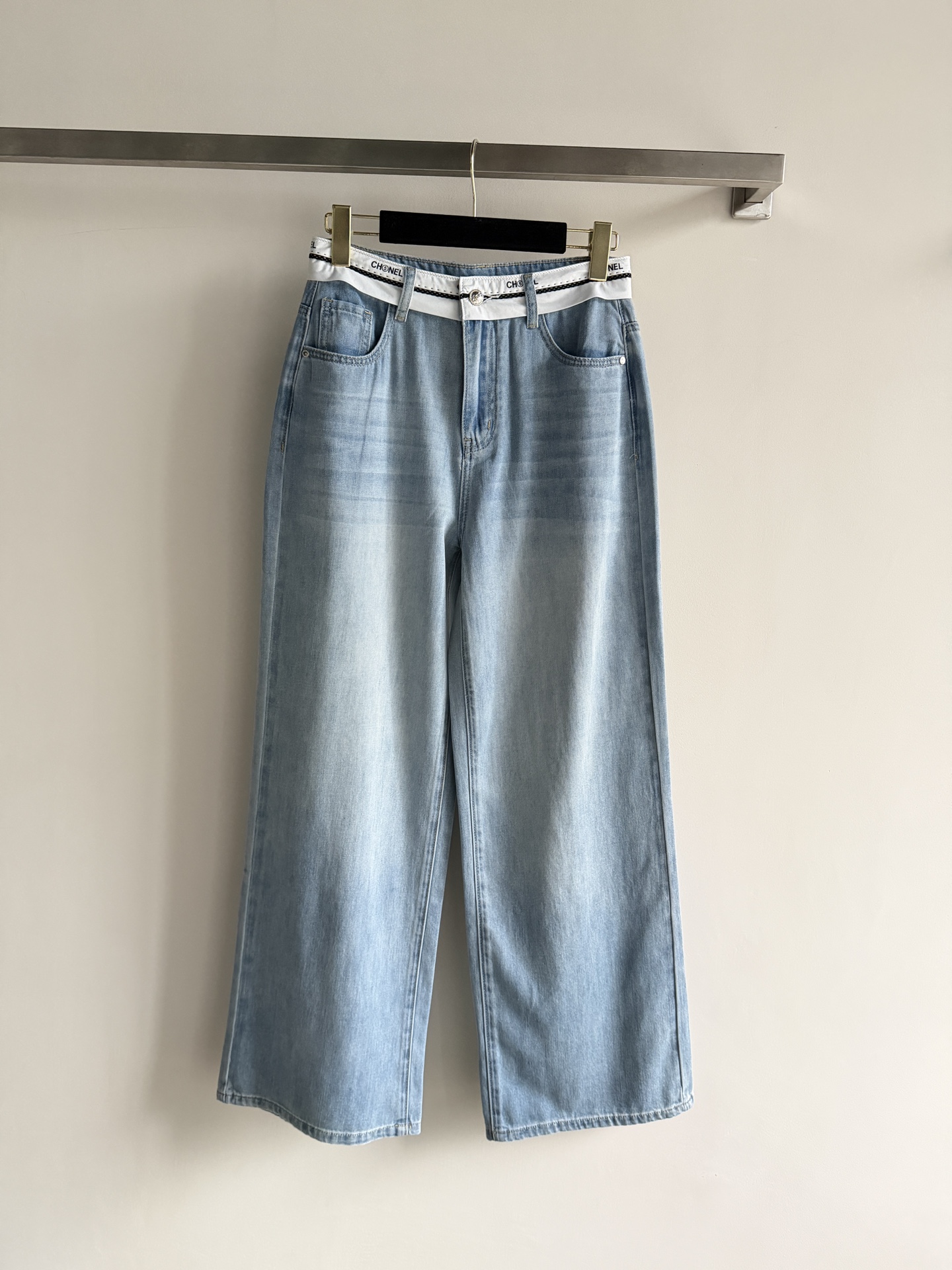 NO:807514,Chane*2026SS New product for early spring, retro high-waisted denim trousers, high-waisted tailoring design, camellia pattern on the back pocket, adding a sense of sophistication, the version is super versatile, recommended to buy!  SML,,chanel,19860909Chane*2026SS 早春新品,复古高腰牛仔长裤,高腰剪裁设计、后口袋山茶花图案,增添精致感,版型超级百搭,推荐入手！SML,,chanel,,Women's clothing