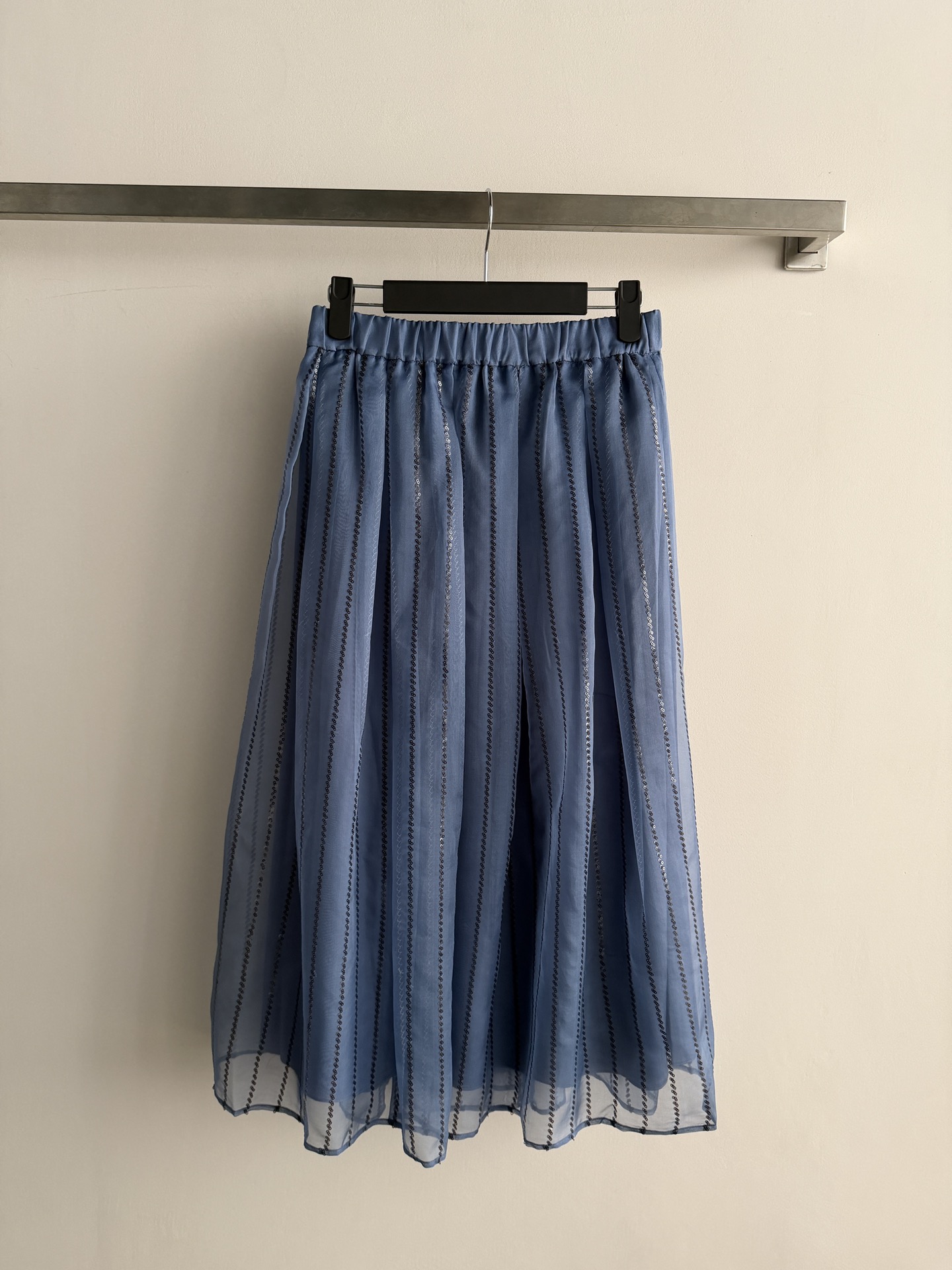 NO:808080,BrunelloCucinell*26SS new skirt with vertical striped sequin design is super textured, elastic waist A-line version, available in light brown and blue, light and breathable, with a slight sense of transparency when walking, elegant and relaxed~ It can be easily controlled for daily commuting and vacation. Paired with a sweater or shirt, the retro literary atmosphere is perfect. Quiet and luxurious old money style, with both texture and comfort, perfect for sisters who like high-end. SML,, brunello  cucinelli,skirts,shirts,19860909BrunelloCucinell*26SS新款半身裙竖条纹亮片设计超有质感,松紧腰A字版型,浅咖色和蓝色可选,轻盈透气,走路自带微透感,优雅又松弛～日常通勤、度假都能轻松驾驭,搭配针织衫或衬衫,复古文艺氛围感满分 静奢老钱风,质感与舒适兼备,超适合喜欢高级感的姐妹们.SML,,brunello cucinelli,skirts,shirts,,Women's clothing