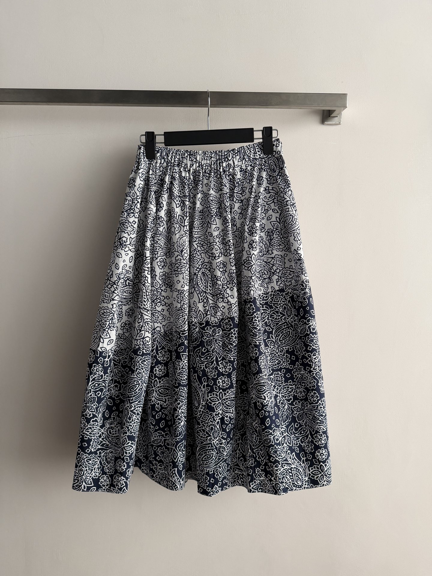 NO:808086,26 new printed skirt, retro color-blocking print design, black and white color scheme is super atmospheric, A-line version + elastic waist, comfortable to wear and show your figure. The fabric is light and breathable, not stuffy at all in summer, and the skirt length is just right, making it easy to control for daily outings, dates, and vacations. Pair it with a simple top or sweater, you can easily get artistic or French style, it is a must-have and versatile item for summer wardrobe!  SML,,skirts,1986090926新款印花半身裙,复古拼色印花设计,黑白配色超有氛围感,A字版型+松紧腰,穿着舒适又显身材.面料轻薄透气,夏天穿完全不闷热,裙摆长度刚好,日常出街、约会、度假都能轻松驾驭.搭配简约上衣或针织衫,轻松get文艺or法式风,是夏季衣橱必备百搭单品！SML,,skirts,,Women's clothing
