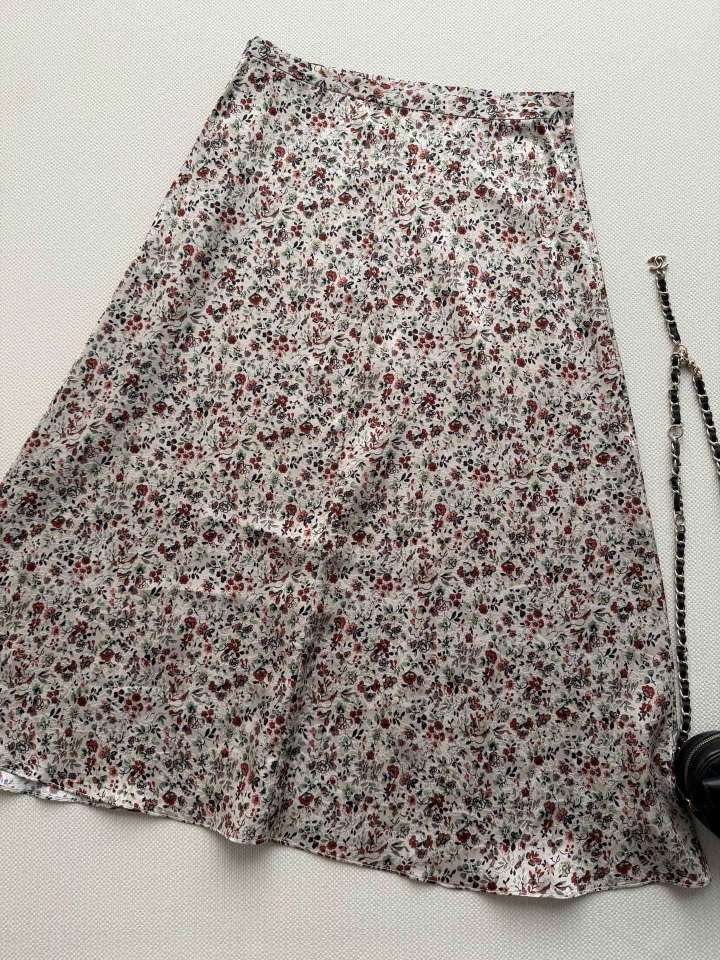 NO:808089,Loro Pian*26 new floral silk skirt is made of mulberry silk, with a light and smooth texture and perfect drape. The skirt is embellished with floral patterns, which is elegant and romantic. The A-line mid-length design modifies the leg shape and can be easily worn in daily or formal occasions. Pair it with a simple top or knitted cardigan, and you can easily get a gentle temperament!  SML,,loro piana,skirts,real silk,19860909Loro Pian*26新款碎花真丝半裙,采用桑蚕丝,质地轻盈柔滑,垂坠感满分.裙身点缀花卉图案,优雅又浪漫.A字中长款设计,修饰腿型,日常或正式场合都能轻松驾驭.搭配简约上衣或针织开衫,温柔气质轻松get！SML,,loro piana,skirts,real silk,,Women's clothing