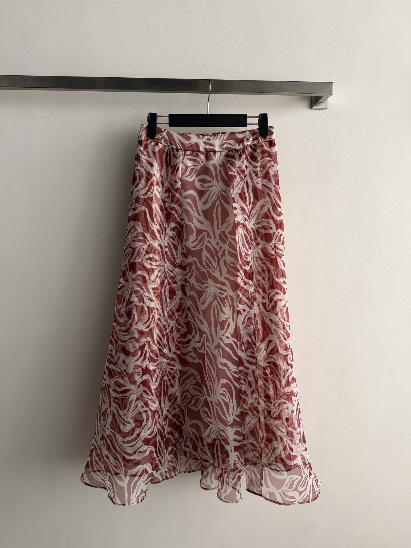 NO:808095,430Brunello Cucinell*26SS new silk skirt, made of silk organza, which is light, smooth and skinny, with an elegant and flexible skirt. The bias cutting process makes the skirt drape naturally and has a sense of flow when walking. The lining design is cool and opaque, making it easy to control for commuting, vacation, and daily life. Pair it with a sweater or linen shirt to capture your elegant temperament!  SML,,brunello cucinelli,skirts,shirts,real silk,19860909430Brunello Cucinell*26SS新款真丝半裙,采用真丝欧根纱,轻盈柔滑又带骨感,裙摆飘逸灵动.斜裁工艺让裙摆垂坠自然,走路自带流动感.内衬设计凉爽不透光,通勤、度假、日常都能轻松驾驭,搭配针织衫或亚麻衬衫,优雅气质拿捏住啦！SML,,brunello cucinelli,skirts,shirts,real silk,,Women's clothing