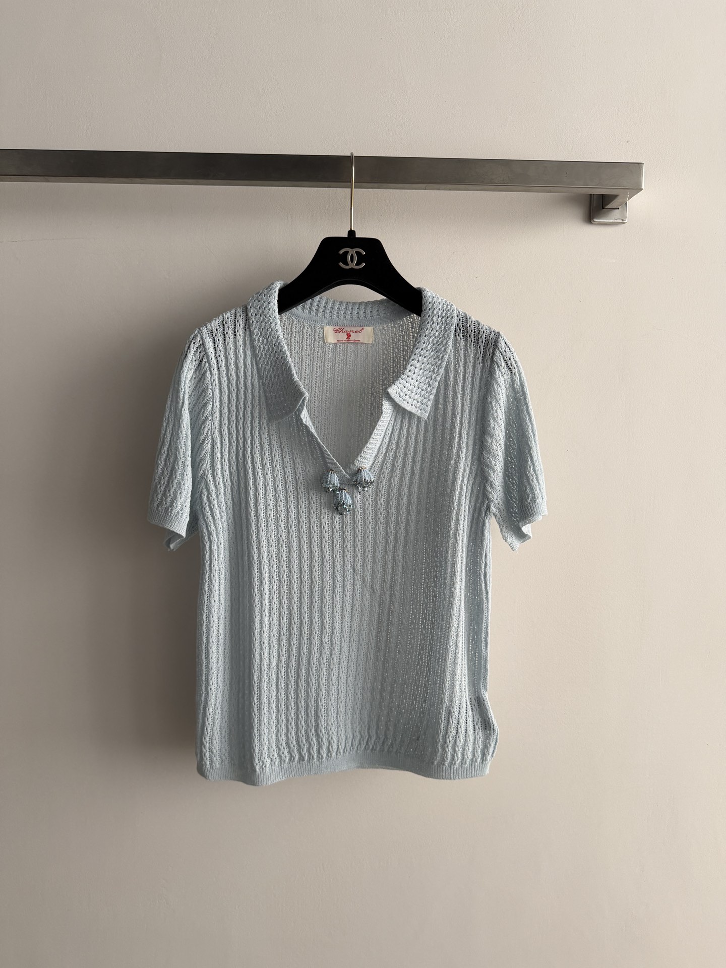 NO:808674,CHANE*26 new short-sleeved sweater, soft and breathable, super comfortable to wear in summer!  The hollow design is embellished with exquisite beading craftsmanship, making it elegant and casual. It is suitable for commuting, dating, and leisure. It has a straight shoulder design, light blue color, very gentle and easy to match, and can be paired with jeans or skirts. It is a must-have item in the summer wardrobe!  SML,,chanel,skirts,jeans,T-shirt,19860909CHANE*26新款短袖针织衫,柔软透气,夏天穿超舒服！镂空设计,点缀精致钉珠工艺,致优雅又随性.适合通勤、约会,休闲都能轻松驾驭.正肩设计,淡蓝色系,非常温柔好搭配,可以配牛仔裤或半身裙都很出彩,是夏季衣橱必备单品！SML,,chanel,skirts,jeans,T-shirt,,Women's clothing