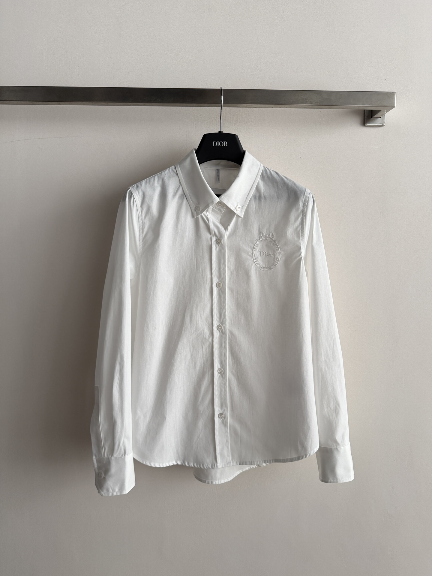 NO:808075,Dio*26SS new lapel long-sleeved shirt, the lapel design is classic and versatile, and the pocket embroidery is so fashionable that it can be easily worn with jeans or skirts, and it can be worn with different styles. The fit is very correct, the upper body is slim and elegant, and whoever wears it really looks better ~ A must-have new favorite in the wardrobe SML.,, dior, skirts, jeans, shirts,19860909Dio*26SS新款翻领长袖衬衫,翻领设计经典又百搭,口袋刺绣点睛时髦到飞起无论是搭配牛仔裤們 还是半身裙 都能轻松驾驭,穿出不一样的风格版型很正,上身显瘦又显气质,真的是谁穿谁好看～衣橱里必备的新宠SML.,,dior,skirts,jeans,shirts,,Women's clothing