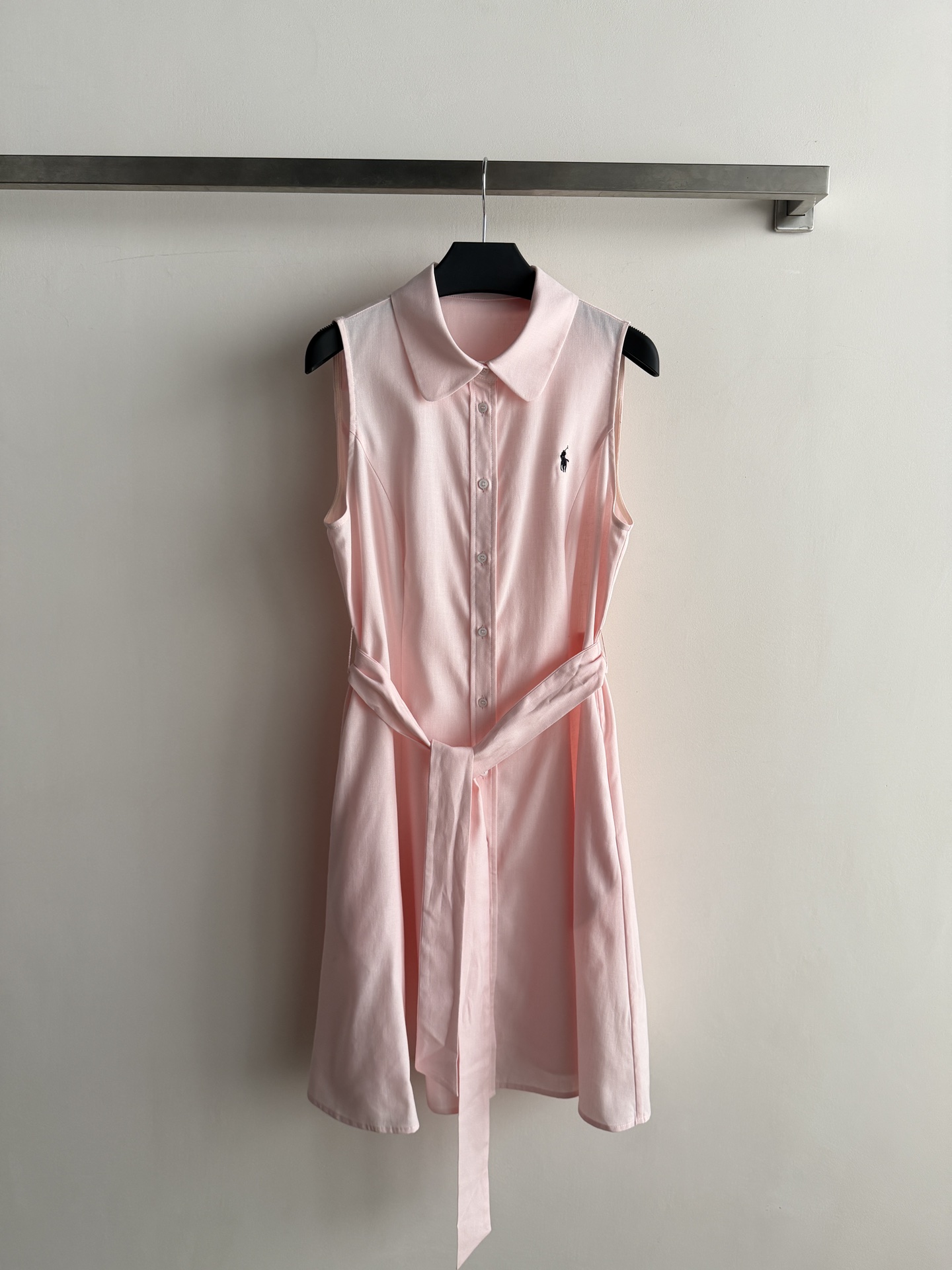 NO:808084,Ralph Laure*'s new spring and summer dress has a classic POLO collar + sleeveless design. The material is soft and breathable, making it super comfortable to wear in summer! 收腰绑带修饰身形,A字裙摆显瘦又优雅.左胸小马刺绣超有辨识度,简约大方,通勤、约会、日常都能轻松驾驭.清新百搭,配小白鞋或高跟鞋都很出彩,是衣橱必备款～SML,,loro piana,high heels,skirts,19860909Ralph Laure*春夏新款连衣裙经典POLO领+无袖设计,材质柔软透气,夏天穿超舒服！收腰绑带修饰身形,A字裙摆显瘦又优雅.左胸小马刺绣超有辨识度,简约大方,通勤、约会、日常都能轻松驾驭.清新百搭,配小白鞋或高跟鞋都很出彩,是衣橱必备款～SML,,loro piana,high heels,skirts,,Women's clothing