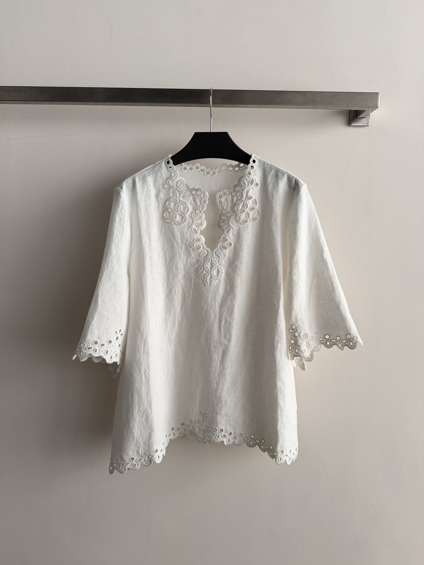NO:808090,26 new French hollow embroidered linen tops, made of linen, breathable and comfortable, perfect for spring and summer!  V-neck + wavy hollow embroidery, full of details, French romantic atmosphere full of loose fit + three-quarter sleeves, covering the flesh and modifying the face shape, can be easily used for daily commuting, vacation, and leisure. The white color is fresh and versatile, it looks great with pants or skirts, and you can easily get a lazy and casual style~SML,,skirts,1986090926新款法式镂空刺绣亚麻上衣,采用亚麻 透气又舒适,春夏穿超合适！V领+波浪镂空刺绣,细节满满,法式浪漫氛围感拉满宽松版型+五分中袖,遮肉又修饰脸型,日常通勤、度假、休闲都能轻松驾驭.白色清新百搭,随便配裤子或裙子都很出片,轻松get慵懒随性风～SML,,skirts,,Women's clothing