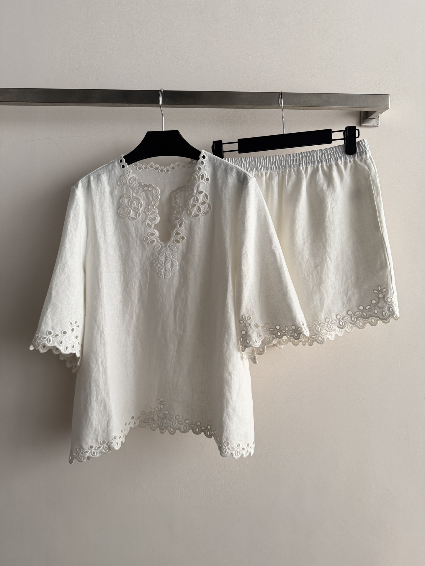 NO:808097,26 new white lace elastic waist shorts, made of linen, breathable and comfortable, perfect for summer!  The trousers have lace design on the hems and are full of details. The elastic waist is suitable for all kinds of body shapes and is easy to put on and take off. The loose fit is easy to control for daily leisure and vacation. Pair it with a vest or T-shirt to create a fresh and natural atmosphere!  Sisters, you can buy it with confidence ~ SML, shorts, tees, t-shirt,1986090926新款白色花边松紧腰短裤,采用亚麻 透气又舒适,夏天穿超合适！裤脚蕾丝花边设计,细节满满,松紧腰适合各种身材,穿脱也很方便.宽松版型,日常休闲、度假都能轻松驾驭,搭配背心或T恤,清新自然氛围感轻松get！姐妹们可以放心入手啦～SML,,shorts,tees，t-shirt,,Women's clothing