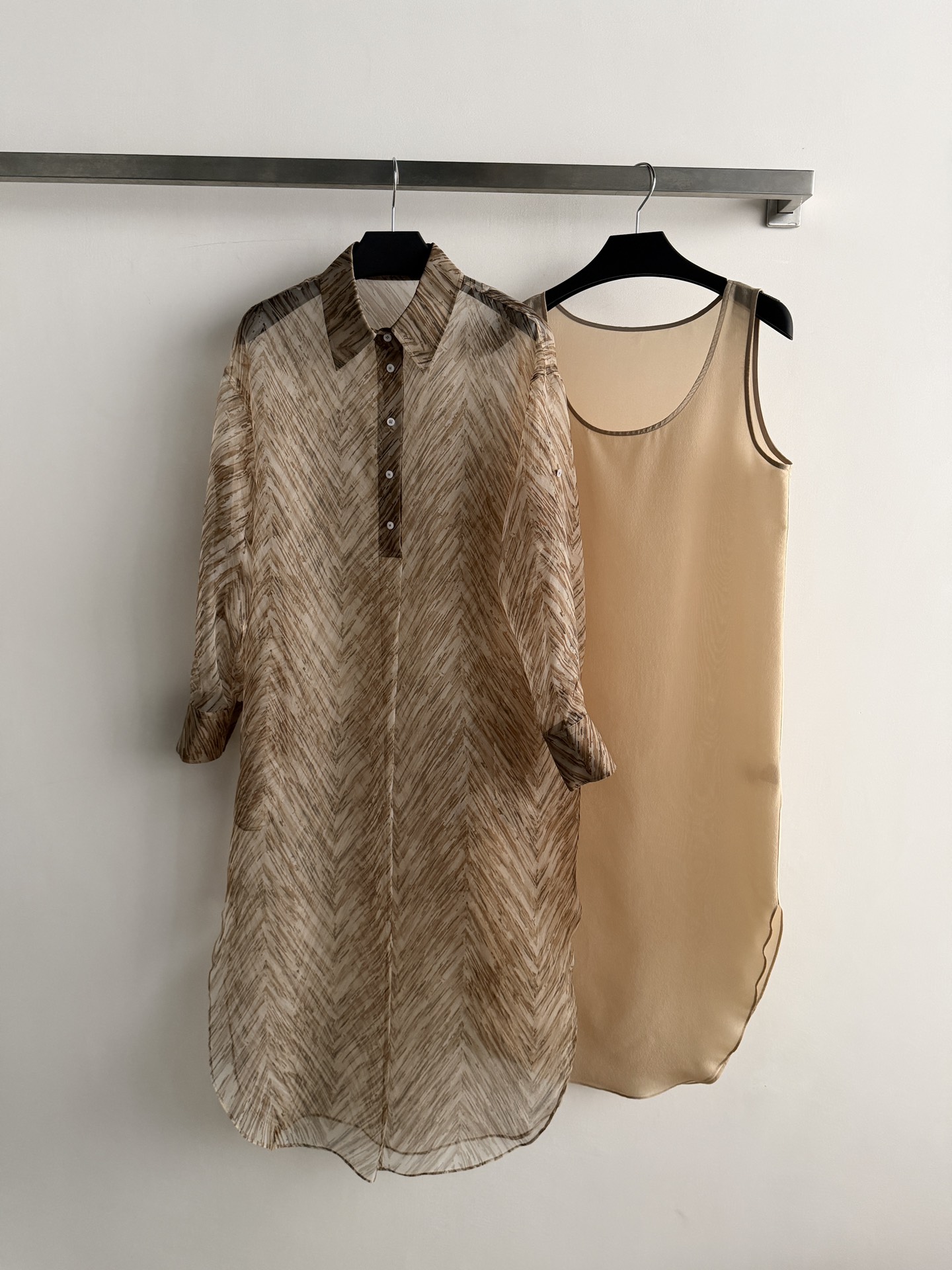 NO:808687,Brunello Cucinell*26 spring and summer series herringbone silk dress, made of mulberry silk, light and elegant, double-layer organza design, lining is skin-friendly, comfortable and opaque to wear. Low-saturated brown tone + herringbone print, low-key and elegant, suitable for various skin colors, easily create an 'old money style' atmosphere. Long-sleeved shirt-style tailoring, easy to manage for commuting, vacation, and daily life, paired with a straw bag or sandals, relaxed and high-end, it is a must-have item for the spring and summer wardrobe!  SML,,brunello cucinelli,espadrilles,skirts,shirts,real silk,19860909Brunello Cucinell*26春夏系列人字纹真丝连衣裙,采用桑蚕丝,轻盈飘逸,双层欧根纱设计,内衬亲肤,穿着舒适不透光.低饱和棕色调+人字纹印花,低调优雅,适合多种肤色,轻松打造“老钱风”氛围感.长袖衬衫式剪裁,通勤、度假、日常都能轻松驾驭,搭配草编包或凉拖,松弛又高级,是春夏衣橱必备单品！SML,,brunello cucinelli,espadrilles,skirts,shirts,real silk,,Women's clothing