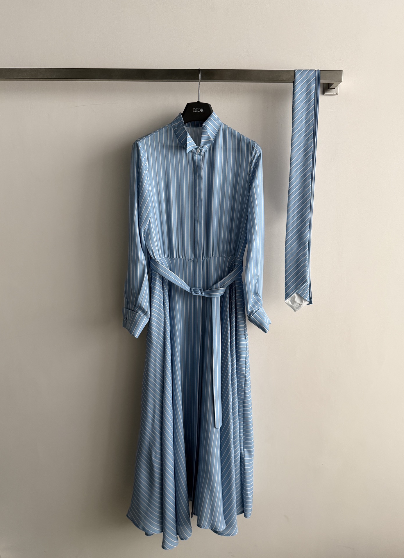 NO:808681,Dio*26SS blue striped shirt dress, made of mulberry silk, light and smooth, super textured and comfortable to wear, light blue vertical stripes + bow ribbon, French retro elegance!  The waist design shows your figure, and the long sleeves and long skirt can be worn for daily commuting. The same style is also worn by Zhou, which has both temperament and comfort, and can easily create a high-end look~SML,, dior, skirts, shirts,19860909Dio*26SS蓝色条纹衬衫裙,桑蚕丝材质,轻盈柔滑,穿上超有质感超舒服浅蓝竖条纹+蝴蝶结飘带,法式复古优雅满分！收腰设计显身材,长袖长裙摆,通勤日常都能穿.周也同款,气质与舒适兼备,轻松打造高级感look～SML,,dior,skirts,shirts,,Women's clothing