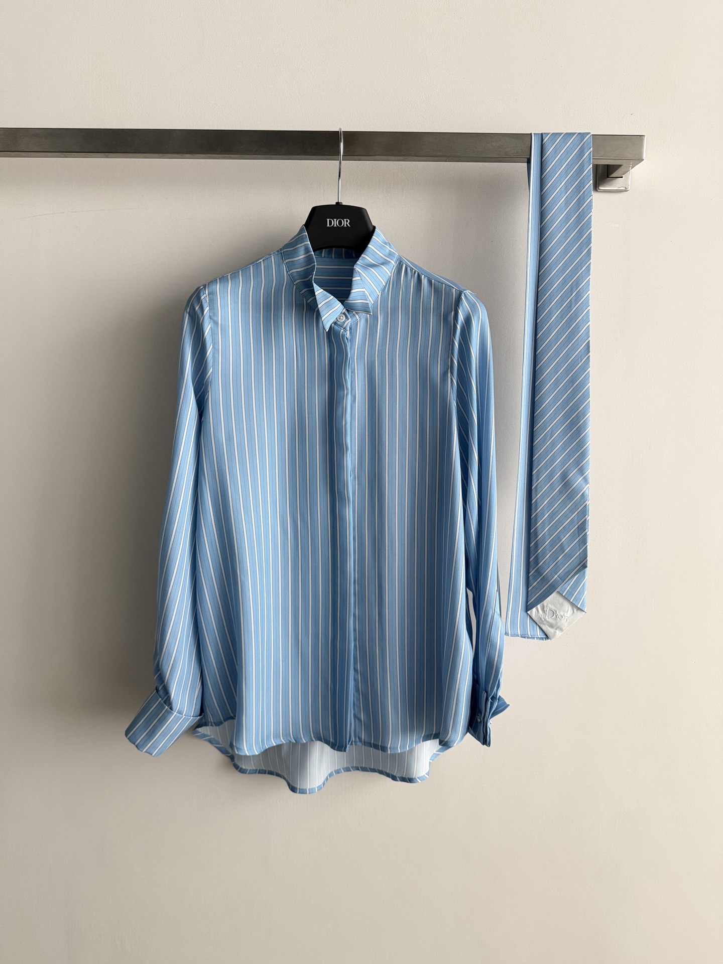 NO:808675,Dio*26SS new blue and white striped long-sleeved shirt, light and breathable mulberry silk fabric, super comfortable to wear in spring and summer!  Blue and white pinstripes + detachable bow ribbon, elegant and practical, loose fit, easy to control for daily commuting, the bow can be tied or detached, and you can switch styles at will. French romance and modern simplicity are combined, and it looks great with skirts or jeans, easily creating an intellectual or casual look. SML,, dior, skirts, jeans, shirts,19860909Dio*26SS新款 蓝白条纹长袖衬衫,轻薄透气桑蚕丝面料,春夏穿超舒服！蓝白细条纹+可拆卸蝴蝶结飘带,优雅又实用宽松版型,通勤日常都能轻松驾驭,蝴蝶结可系可拆,随心切换风格.法式浪漫与现代简约融合,搭配半裙或牛仔裤都很出彩,轻松打造知性or休闲look.SML,,dior,skirts,jeans,shirts,,Women's clothing