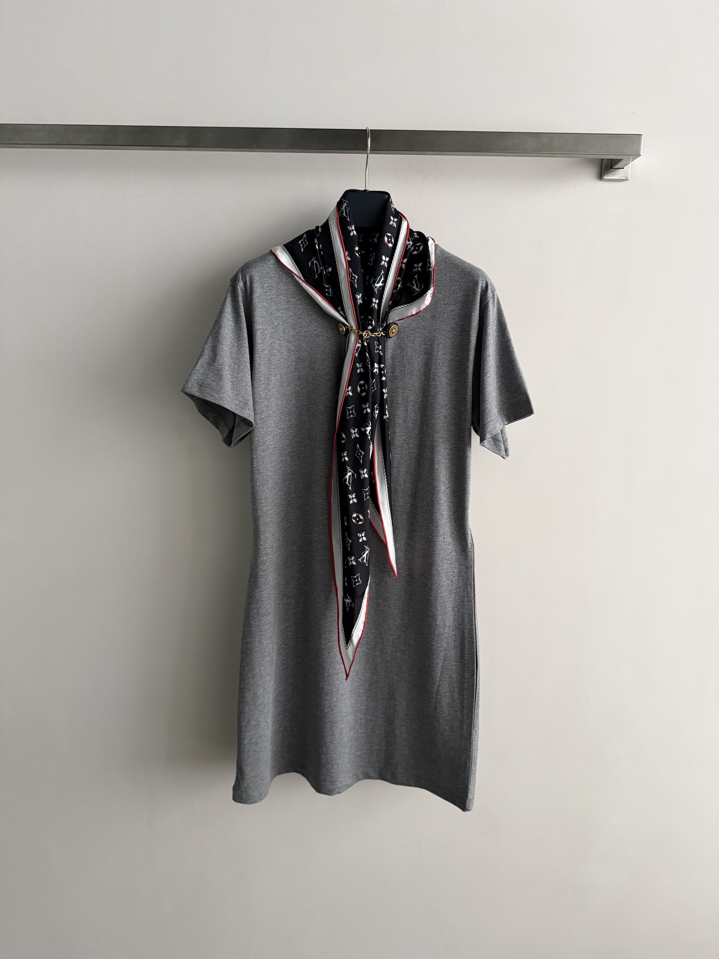 NO:808669,LV26ss gray short-sleeved skirt, simple H-shaped design, cotton fabric is super comfortable and breathable, suitable for daily commuting or leisure!  Pair it with the classic Monogram silk scarf, with white lines on a black background and red edges. It has perfect recognition and temperament. The material of the silk scarf is smooth and easy to create a French relaxed feeling. The basic model can also give an instant sense of luxury. SML, Louis Vuitton, skirts, T-shirt,19860909LV26ss灰色短袖裙,简约H版型设计,棉质面料超舒适透气,日常通勤或休闲都很适合！搭配经典Monogram丝巾,黑底白纹+红边,辨识度满分气质直接拉满丝巾材质顺滑,轻松打造法式松弛感,基础款也能瞬间高级感SML,,louis vuitton,skirts,T-shirt,,Women's clothing