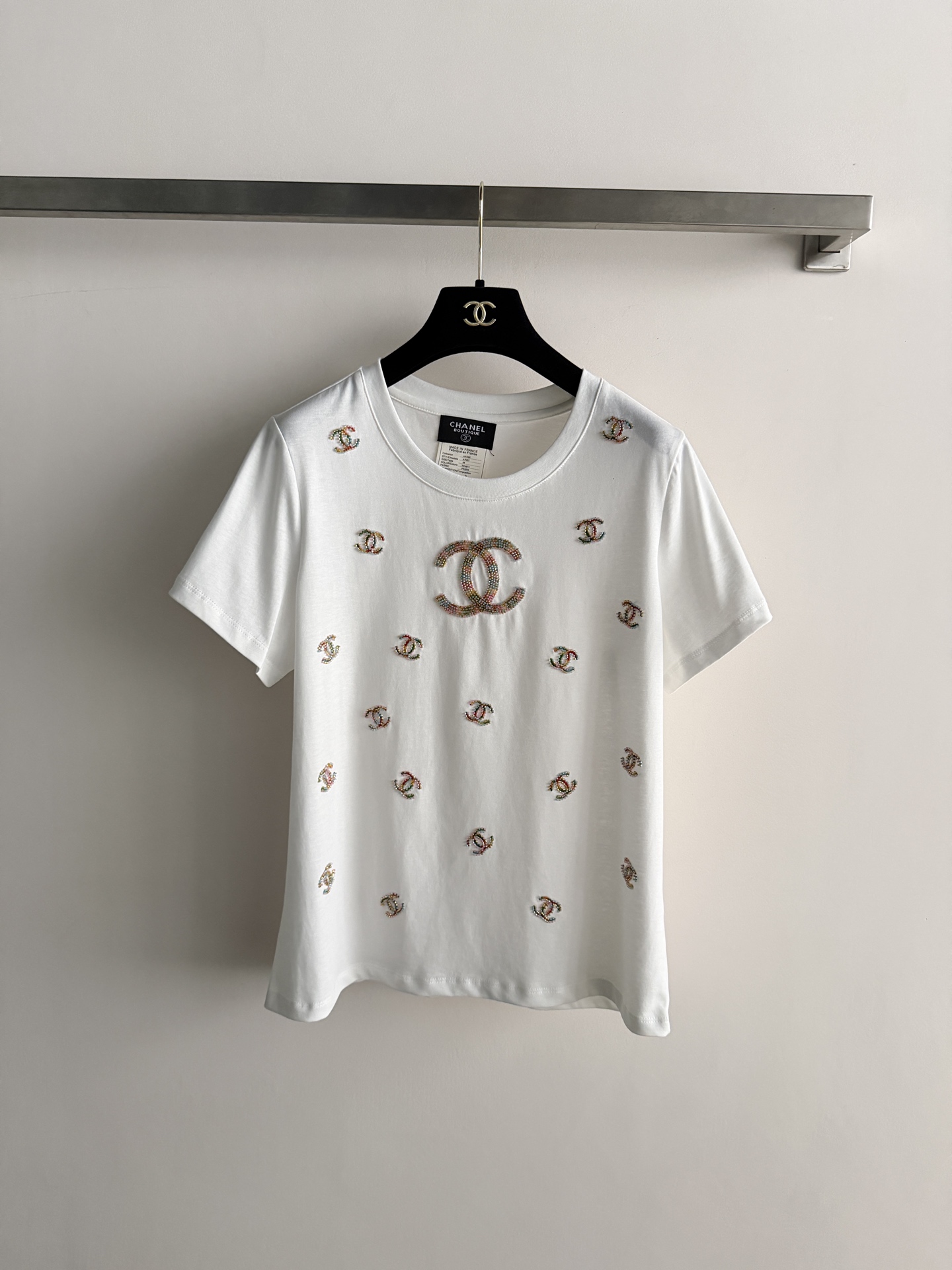NO:808689,CHANE* white short-sleeved T-shirt, made of soft cotton fabric, super comfortable to wear!  The ready-to-wear is embellished with colorful Double C beading embroidery, with exquisite details and perfect brand recognition. The round neck + short sleeve design is simple and versatile, and can be easily worn in daily casual wear. Whether paired with jeans or a skirt, it can easily create an elegant and casual style, making it a must-have item in the wardrobe!  SML,,chanel,skirts,jeans,T-shirt,tees,t-shirt,19860909CHANE*白色短袖T恤,采用柔软棉质面料,穿着超舒适！成衣点缀彩色双C钉珠刺绣,细节精致感满满,品牌辨识度满分.圆领+短袖设计,简约百搭,日常休闲都能轻松驾驭.无论配牛仔裤还是半裙,都能轻松打造优雅随性风,是衣橱必备单品！SML,,chanel,skirts,jeans,T-shirt,tees，t-shirt,,Women's clothing