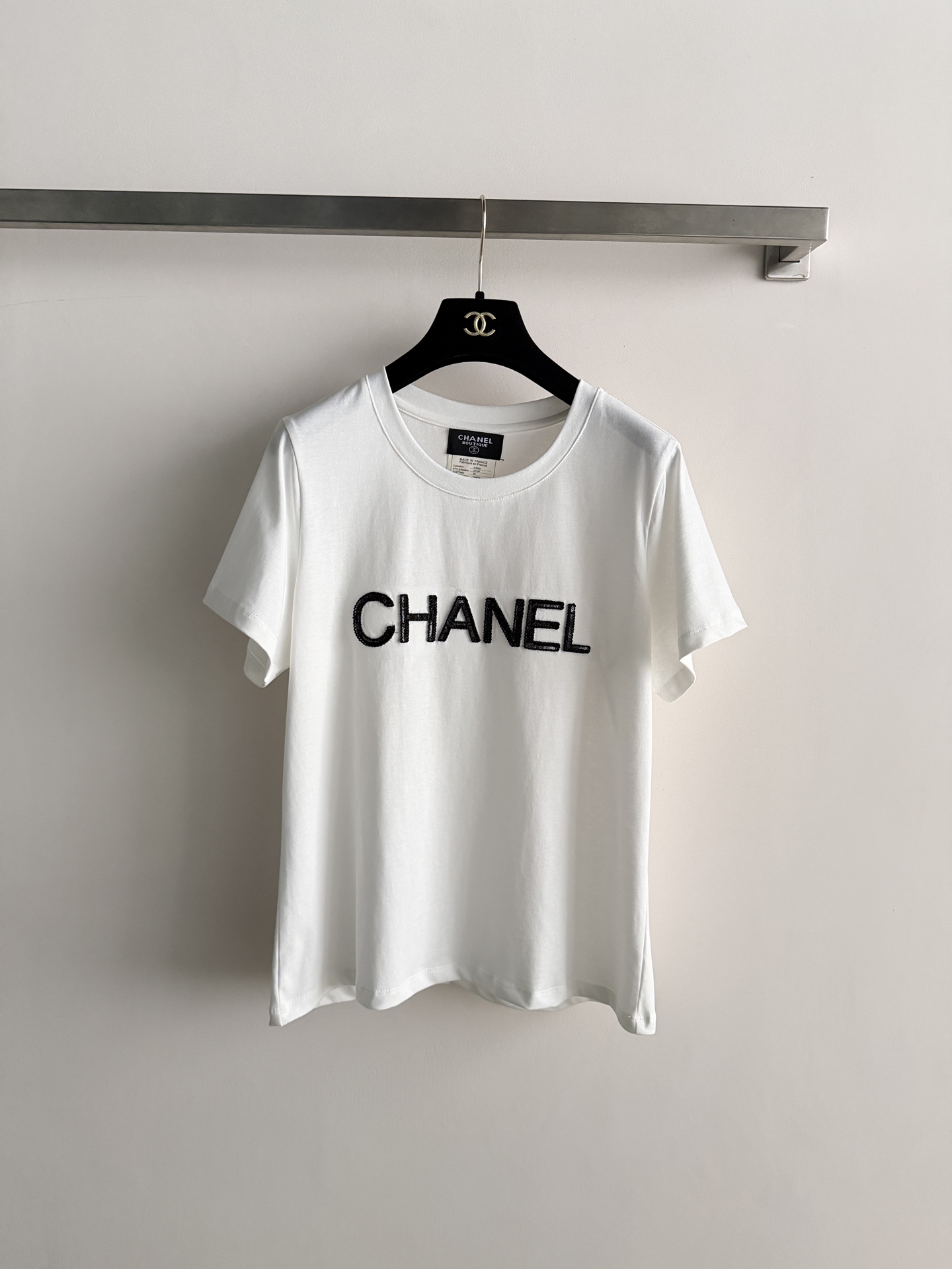 NO:808686,CHANE* white short-sleeved T-shirt, made of pure cotton, soft and comfortable, super refreshing to wear in summer!  The black sequin embroidered logo on the front is full of three-dimensionality and highly recognizable. The round neck design is simple and elegant, and the regular fit is suitable for daily casual wear or paired with jeans or skirts. It can be easily switched between multiple styles. It can be easily controlled whether worn alone or layered. It is a must-have and versatile item in the wardrobe!  SML,,chanel,skirts,jeans,T-shirt,tees,t-shirt,19860909CHANE*白色短袖T恤,采用纯棉材质,柔软舒适,夏天穿超清爽！正面黑色亮片刺绣Logo,立体感满满,辨识度超高.圆领设计简约大方,常规版型,日常休闲或搭配牛仔裤、半裙都很OK,轻松切换多种风格.无论单穿还是内搭,都能轻松驾驭,是衣橱必备百搭单品！SML,,chanel,skirts,jeans,T-shirt,tees，t-shirt,,Women's clothing