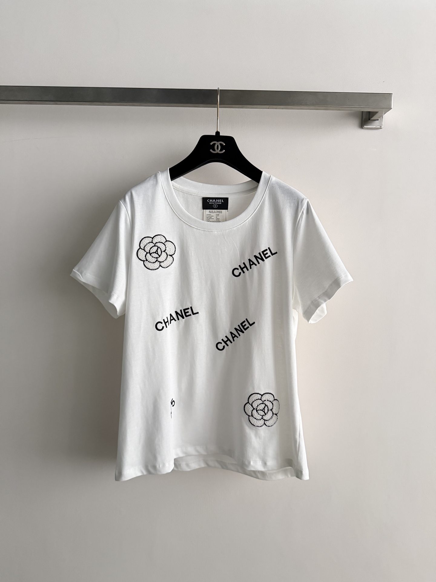 NO:808683,CHANE* white embroidered T-shirt, made of pure cotton, soft and comfortable, super friendly for daily wear!  The word 'CHANEL' on the front + camellia beading embroidery is classic and elegant, with perfect recognition. The round neck design is simple and elegant, with a regular fit. It goes well with jeans or skirts. It can easily switch between casual or fashionable styles. It can be easily controlled whether it is daily outing or on vacation. It is comfortable and has a sense of brand!  SML!  ,,chanel,skirts,jeans,tees,t-shirt,19860909CHANE*白色刺绣T恤,采用纯棉材质,柔软舒适,日常穿着超友好！正面“CHANEL”字样+山茶花钉珠刺绣,经典又优雅,辨识度满分.圆领设计简约大方,常规版型,搭配牛仔裤或半裙都很OK,轻松切换休闲or时尚风格～无论日常出街还是度假都能轻松驾驭,舒适又有品牌感！SML！,,chanel,skirts,jeans,tees，t-shirt,,Women's clothing