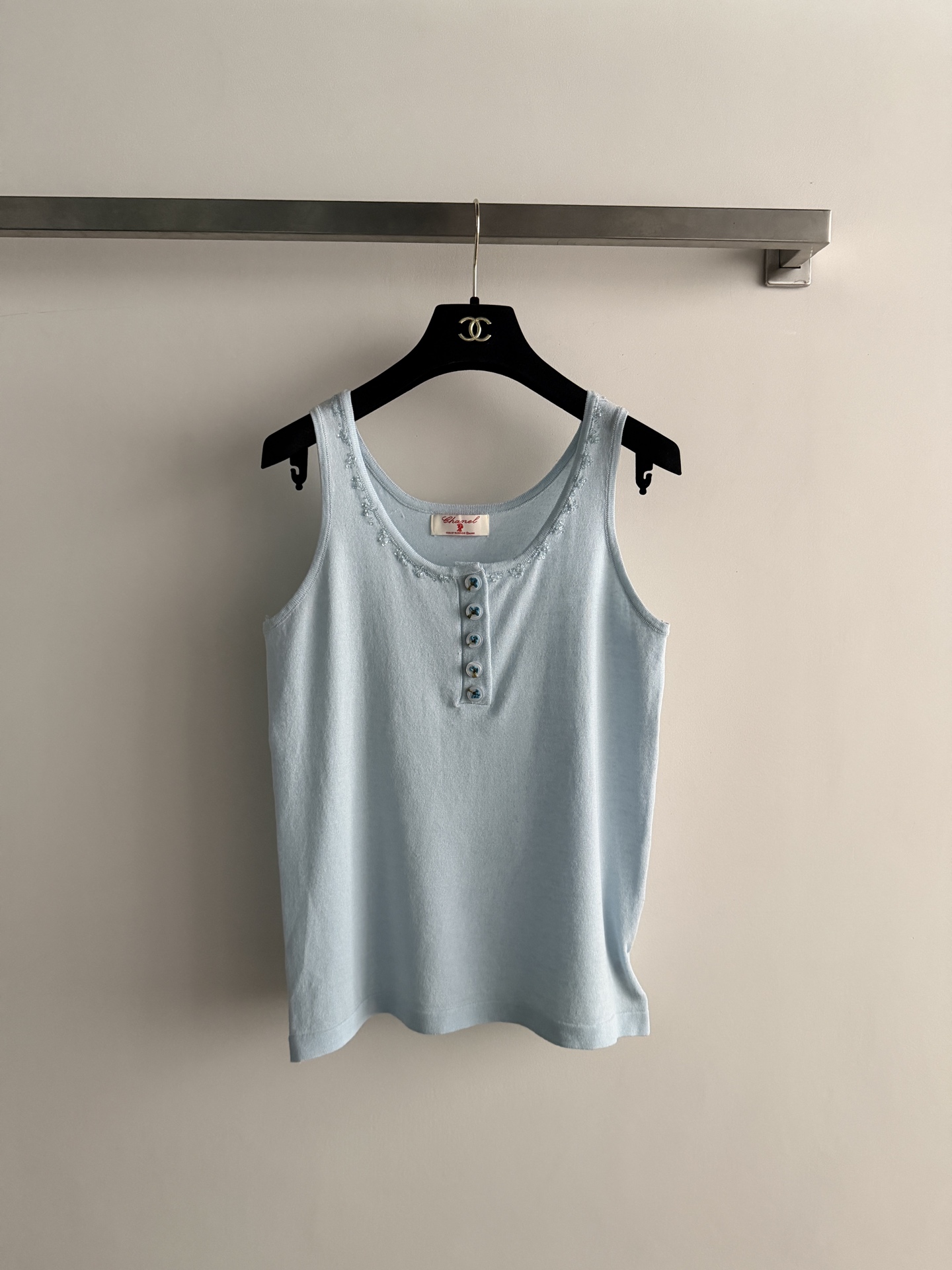 NO:808680,CHANE's latest light blue knitted vest, soft and skin-friendly, super comfortable to wear in summer!  The neckline has sequined lace + customized buttons, and the details are perfect. The sleeveless design is refreshing and slim, and can be worn alone or as an inner layer. The light blue color is refreshing and does not matter the skin tone. It can be easily used for commuting, dating, and vacation. Paired with jeans or skirts, you can easily get the summer atmosphere~SML,,chanel,skirts,jeans,19860909CHANE*新款浅蓝色针织背心,柔软亲肤,夏天穿超舒服！领口亮片花边+定制纽扣,细节满分.无袖设计清爽又显瘦,单穿或内搭都很百搭.浅蓝色清新不挑肤色,通勤、约会、度假都能轻松驾驭,搭配牛仔裤或半裙,轻松get夏日氛围感～SML,,chanel,skirts,jeans,,Women's clothing