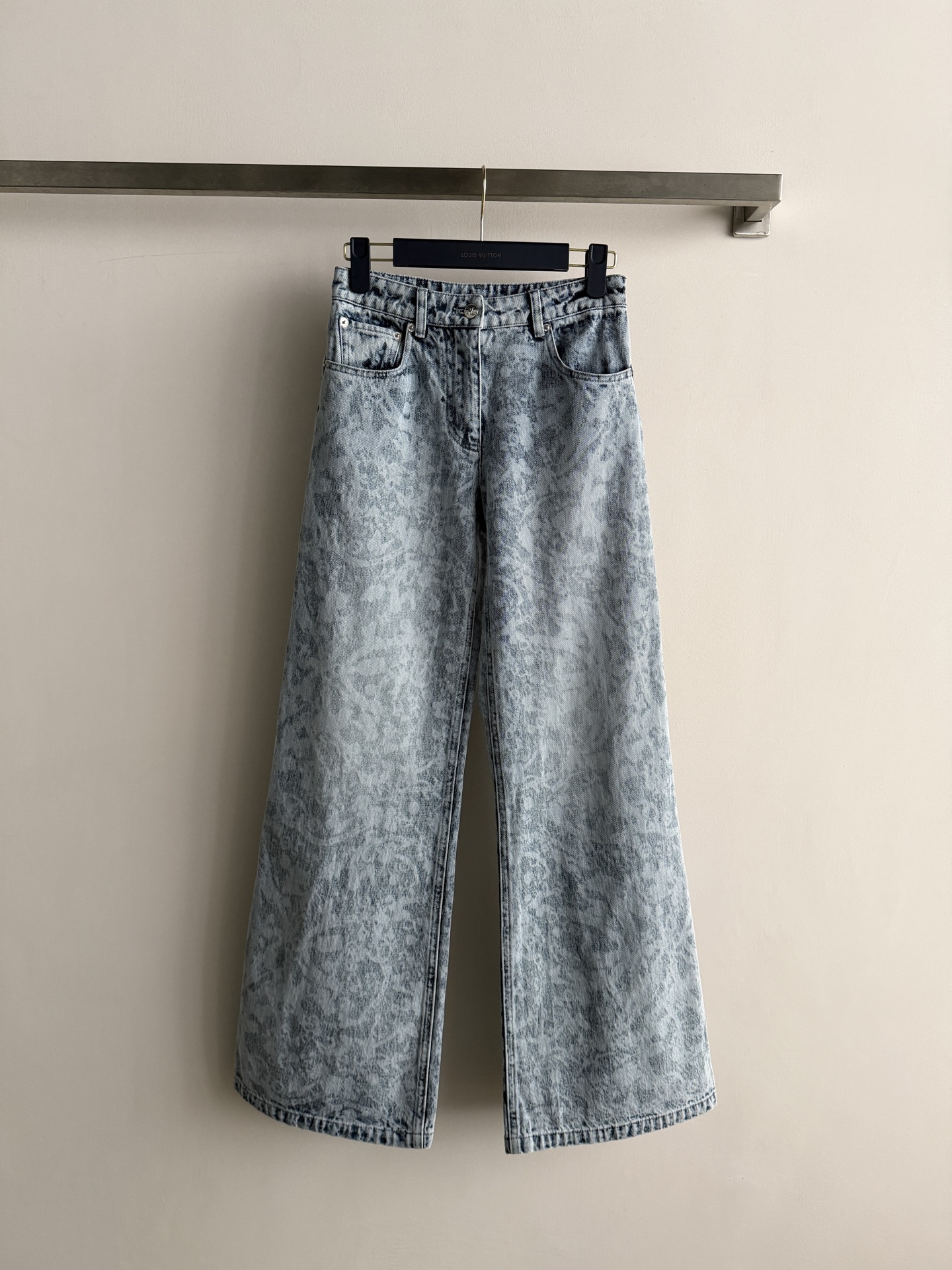 NO:786653,LV's new printed jeans, cool and retro style, fresh and holiday-like!  The high-waisted wide-leg design makes the legs appear longer and is super friendly to pear-shaped figures. High-quality denim is comfortable and breathable to wear, making it easy to wear during commuting and vacation in spring and summer. Pair it with a short top or casual jacket for a perfect fashion sense!  SML,Louis Vuitton-clothing,louis vuitton,louis vuitton,loro piana,jeans,jackets & coats,19860909LV新款印花牛仔裤,酷帅复古风格,清新又有度假感！高腰阔腿设计,显腿长,对梨形身材超友好.高品质牛仔布,穿着舒适透气,春夏通勤、度假都能轻松驾驭.搭配短款上衣或休闲外套,时髦感满分！SML,路易威登-服装,louis vuitton,louis vuitton,loro piana,jeans,jackets & coats,,Women's clothing