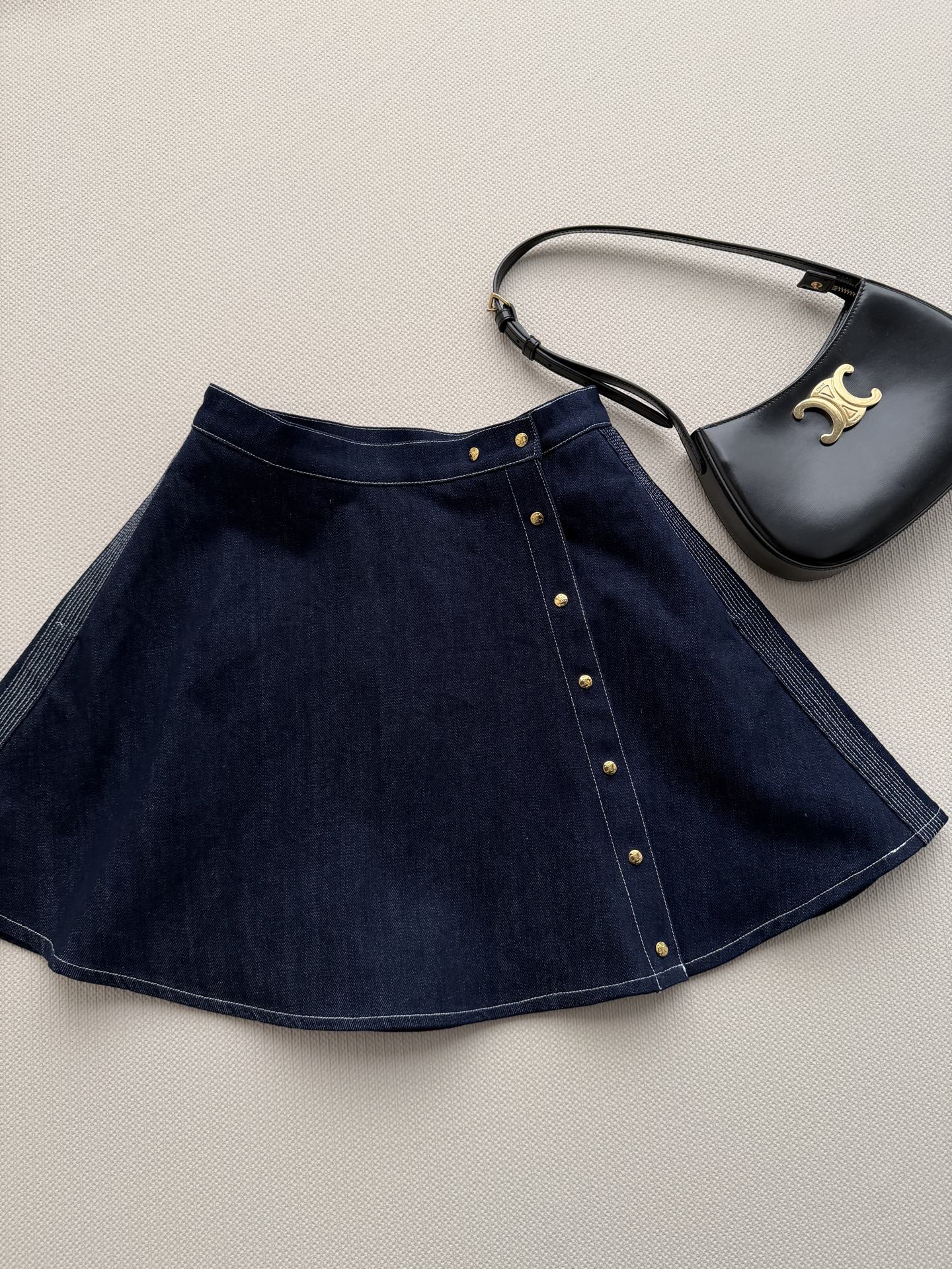 NO:808666,CELIN*26 new dark blue gold buckle denim skirt, made of high-quality denim, embellished with metal buttons, simple and detailed, the A-line version is super slim, very friendly to pear-shaped figures, and the skirt is smooth, easy to control for daily commuting or vacation. The dark blue is versatile, it looks great with any white T or shirt, and you can easily get the French casual style~SML,,celine,skirts,shirts,19860909CELIN*26新款深蓝色金扣牛仔半裙,采用高品质牛仔布,金属纽扣点缀,简约又有细节感A字版型超显瘦,对梨形身材很友好,裙摆流畅,日常通勤或度假都能轻松驾驭.深蓝色百搭,随便配白T或衬衫都很出彩,轻松get法式随性风～SML,,celine,skirts,shirts,,Women's clothing