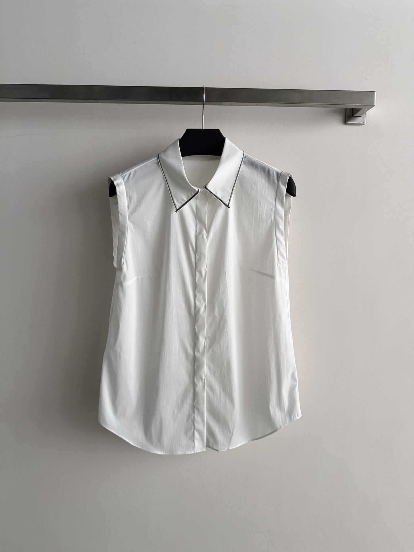 NO:808664,Brunello Cucinell*26ss sleeveless shirt, classic lapel, simple and fashionable, light and breathable fabric, super comfortable to wear in spring and summer~ The sleeveless design is refreshing and neat, and can be easily matched with high-waisted pants or skirts for commuting, daily life, and light luxury occasions, giving you a smart and elegant temperament!  SML,,brunello cucinelli,skirts,shirts,19860909Brunello Cucinell*26ss无袖衬衫,经典翻领,简约时尚,轻薄透气面料,春夏穿超舒服～无袖设计清爽利落,通勤、日常、轻奢场合都能轻松驾驭搭配高腰裤or半身裙,干练优雅气质拿捏住！SML,,brunello cucinelli,skirts,shirts,,Women's clothing