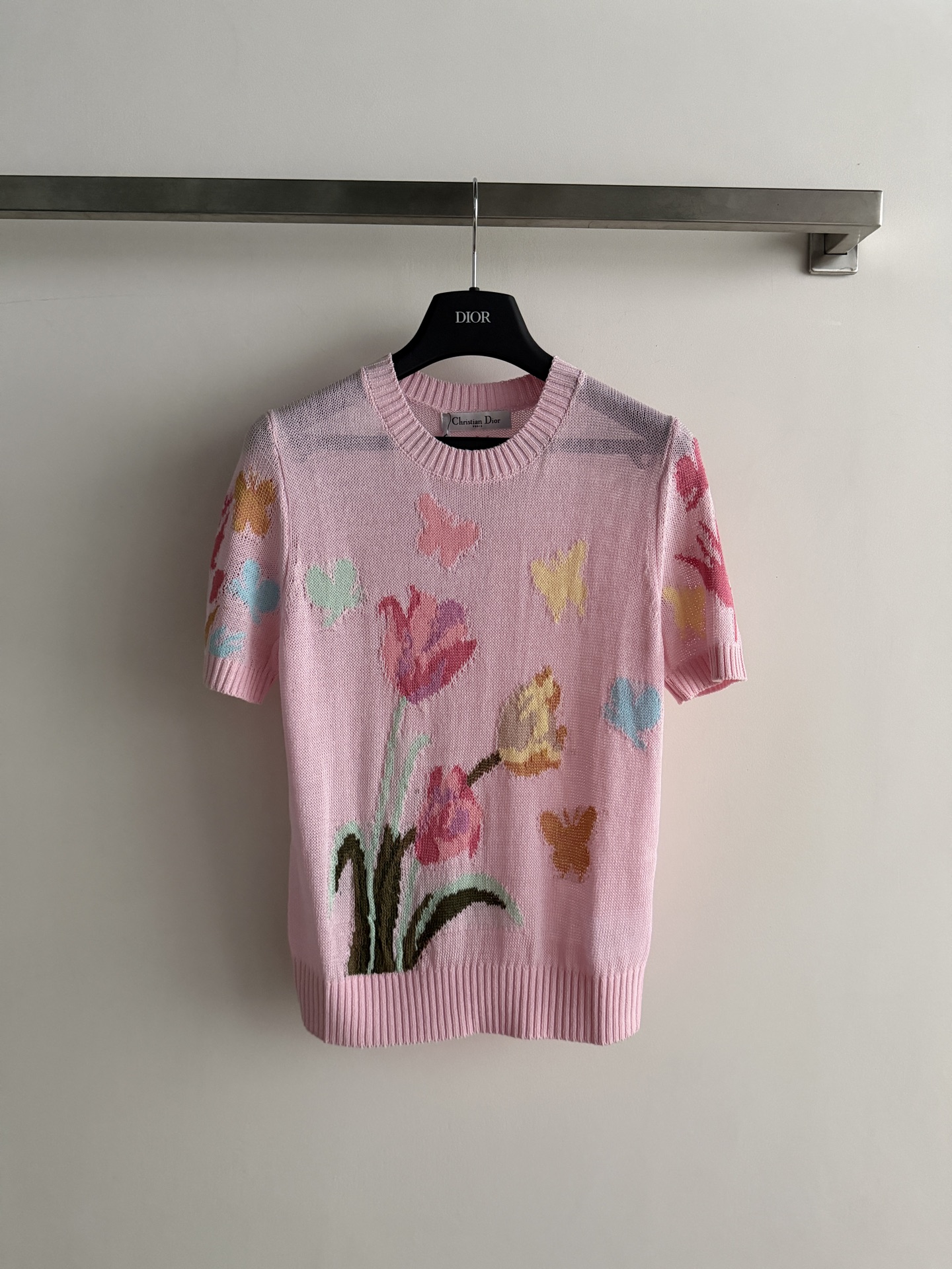 NO:822452,Dio* pink tulip knitted sweater, made of high-quality fabric, soft and warm. Tulip + butterfly jacquard on the front, super soft color, full of spring atmosphere!  Short-sleeved design, paired with high-waisted pants/skirts, elegant and casual. The knitted texture is fine, and the cut fits the body shape. It is comfortable and stylish, and can be easily used in daily or light formal occasions~SML,, dior, skirts, T-shirt,19860909Dio*粉色郁金香针织衫,采用高品质面料柔软又保暖.正面郁金香+蝴蝶提花,色彩超柔和,春日氛围感拉满！短袖设计,搭配高腰裤/半裙,优雅又休闲.针织纹理细腻,剪裁贴合身形,舒适又有型,日常或轻正式场合都能轻松驾驭～SML,,dior,skirts,T-shirt,,Women's clothing