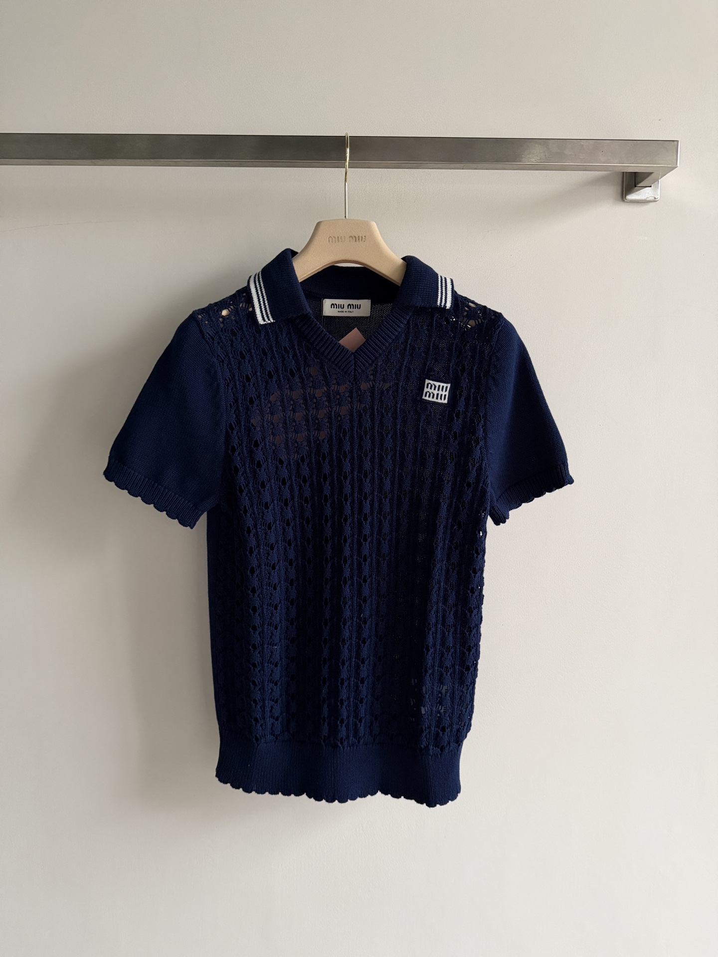 NO:822514,Miu Mi*'s new hollow knitted Polo shirt is made of soft knitted material, breathable and comfortable, perfect for spring and summer!  The hollow pattern + short-sleeve design is light and layered. The Polo collar is decorated with stripes and is full of retro college style. The brand logo on the chest is highly recognizable and can be easily worn in daily or light formal occasions!  SML,,miumiu,T-shirt,19860909Miu Mi*新款镂空针织Polo衫,采用柔软针织材质,透气又舒适,春夏穿超合适！镂空花纹+短袖设计,轻盈又有层次感,Polo领配条纹装饰,复古学院风满满.胸前品牌标识,辨识度高,日常或轻正式场合都能轻松驾驭！SML,,miumiu,T-shirt,,Women's clothing