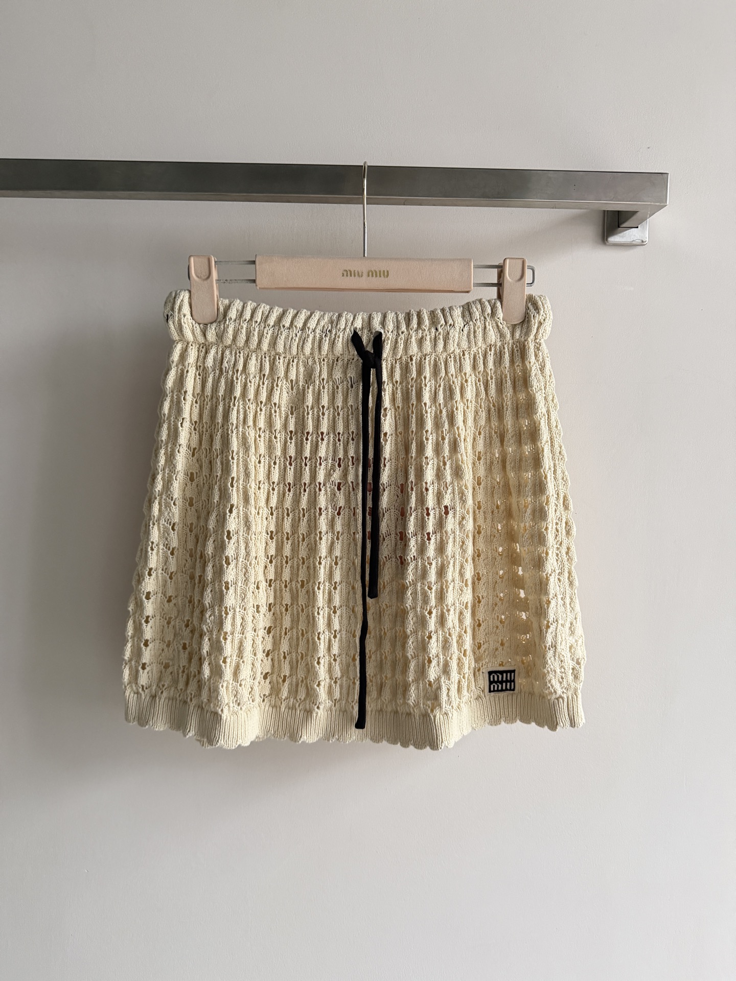 NO:822489,MiuMi* this hollow knitted skirt, with a cream yellow base and black drawstring, is perfect for sweet and cool style!  The hollow texture is breathable and super comfortable to wear in spring and summer. The upper body is girly and noble at the same time. It looks great when worn alone or paired with a sweater. It can easily create a refined Miu style. It can be easily used for daily outings and dates. It is fashionable and practical!  SML,,miumiu,skirts,19860909MiuMi*这款镂空针织半裙,奶油黄色底+黑色抽绳,甜酷风满分！镂空纹理透气,春夏穿超舒服.上身少女感和贵气兼具,单穿or搭配针织衫都很出彩,轻松打造精致Miu系穿搭风格.日常出街、约会都能轻松驾驭,时髦又实用！SML,,miumiu,skirts,,Women's clothing