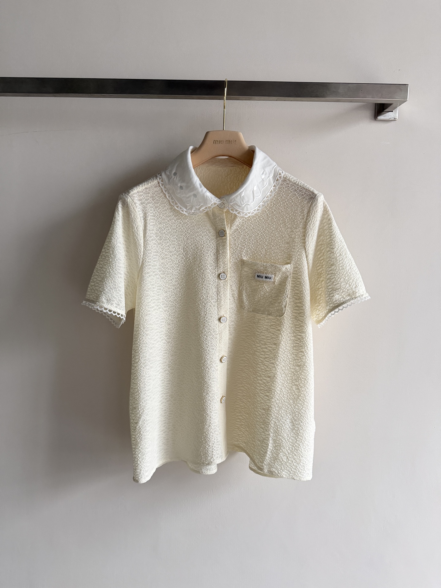 NO:822475,Miumi's latest short-sleeved shirt is made of high-quality blended fabric, which is soft and breathable, making it super comfortable to wear in summer!  The lace doll neckline and cuffs are full of details, and the sweet college style is easy to carry. The front buttons + small pocket letter logo are practical and beautiful, the loose fit is strong and tolerant, and it looks great with skirts or casual pants. It can be easily worn for commuting, dating, and daily life. SML,,miumiu,skirts,shirts,T-shirt,19860909Miumi*新款短袖衬衫采用高品质混纺面料,触感柔软透气,夏天穿超舒服！蕾丝娃娃领口和袖口细节满满,甜美学院风轻松拿捏.正面纽扣+小口袋字母标志实用又好看,宽松版型包容性强,搭裙装或休闲裤都很出彩,通勤、约会、日常都能轻松驾驭SML,,miumiu,skirts,shirts,T-shirt,,Women's clothing