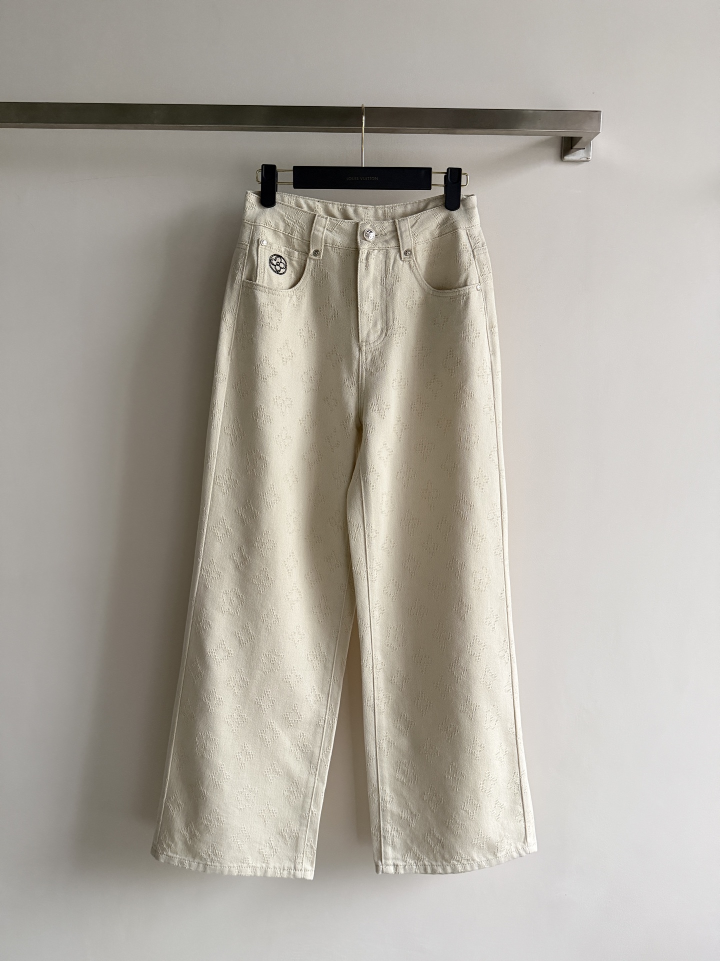 NO:822497,LouisVuitto's latest presbyopic jeans are made of customized jacquard denim fabric, and the low-key presbyopic pattern is super recognizable!  The high waist + wide straight design makes the legs longer and flatters the body shape. It is friendly to all types of legs. The fabric has a perfect drape feeling, and it has a sense of elegance when walking. It can easily be worn to create a lazy and high-end atmosphere. It can be easily controlled during commuting and daily life. It is a must-have and versatile item in the wardrobe!  SML,,louis vuitton,jeans,19860909LouisVuitto*新款老花牛仔裤采用定制提花牛仔面料,低调老花图案超有辨识度！高腰+宽直筒设计,显腿长又修饰身形,对各种腿型都很友好～面料垂坠感满分,走路自带飘逸感,轻松穿出慵懒高级氛围,通勤日常都能轻松驾驭,是衣橱必备百搭神器！SML,,louis vuitton,jeans,,Women's clothing