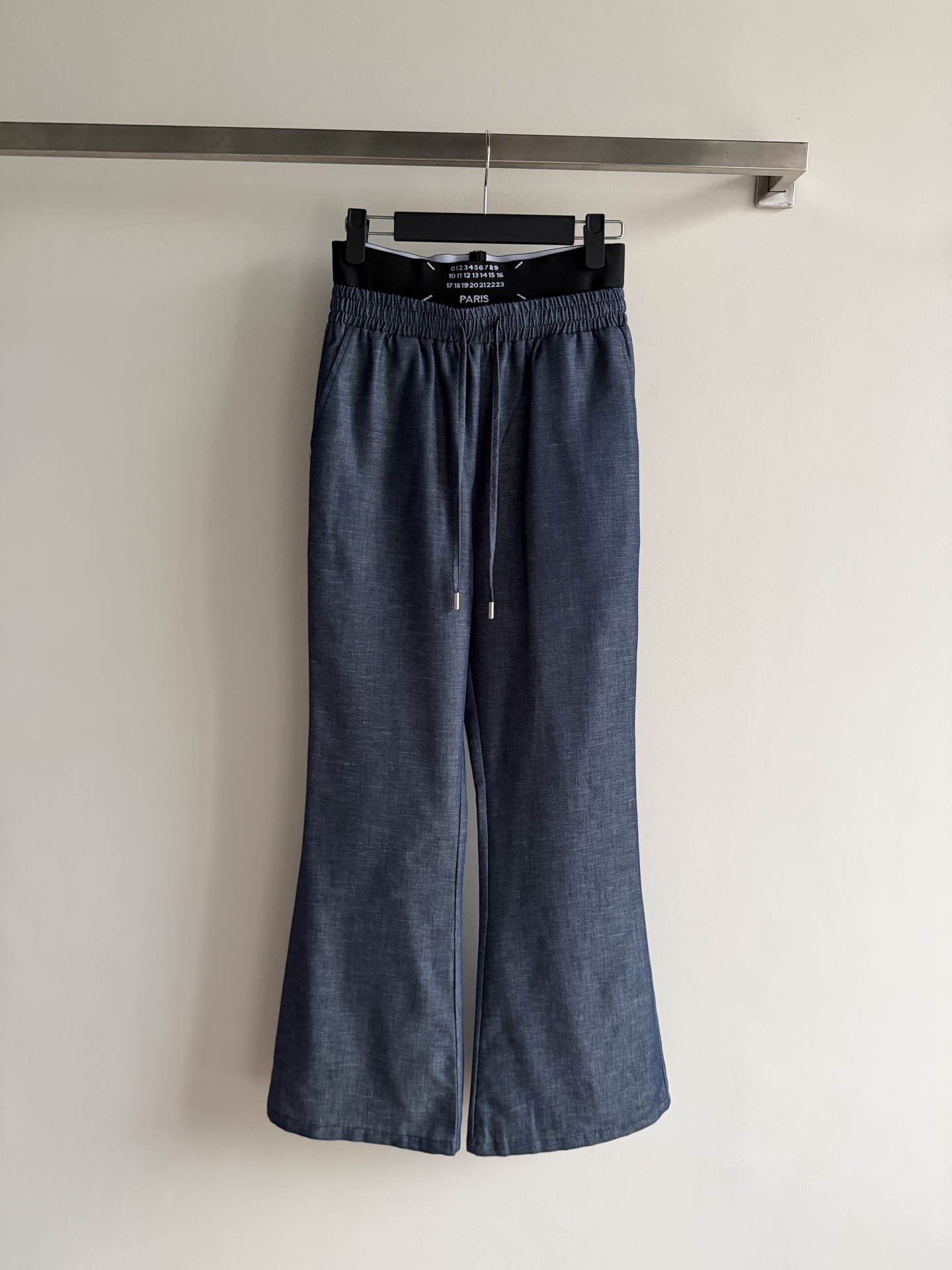 NO:822483,MM6* elastic waist boot-cut pants, high waist exposed waist design with brand letter waist details, dark blue tone, simple and elegant, suitable for commuting and casual wear. Boot-cut pants modify the leg shape, elongate the proportion, suitable for a variety of body types. The fabric is soft and breathable, super comfortable to wear in spring and summer. Retro fashion, paired with a short top or sweater, you can easily create a lazy atmosphere. Easily wear it with a sense of luxury!  SML,,masion margiela,19860909MM6*松紧腰微喇裤,高腰露腰设计品牌字母腰头细节感拉满,深蓝色调,简约大方,适合通勤和休闲穿搭.微喇裤型修饰腿型,拉长比例,适合多种身材.面料柔软透气,春夏穿着超舒服.复古时尚,搭配短款上衣或针织衫,轻松打造慵懒氛围感.轻松穿出高级感！SML,,masion margiela,,Women's clothing