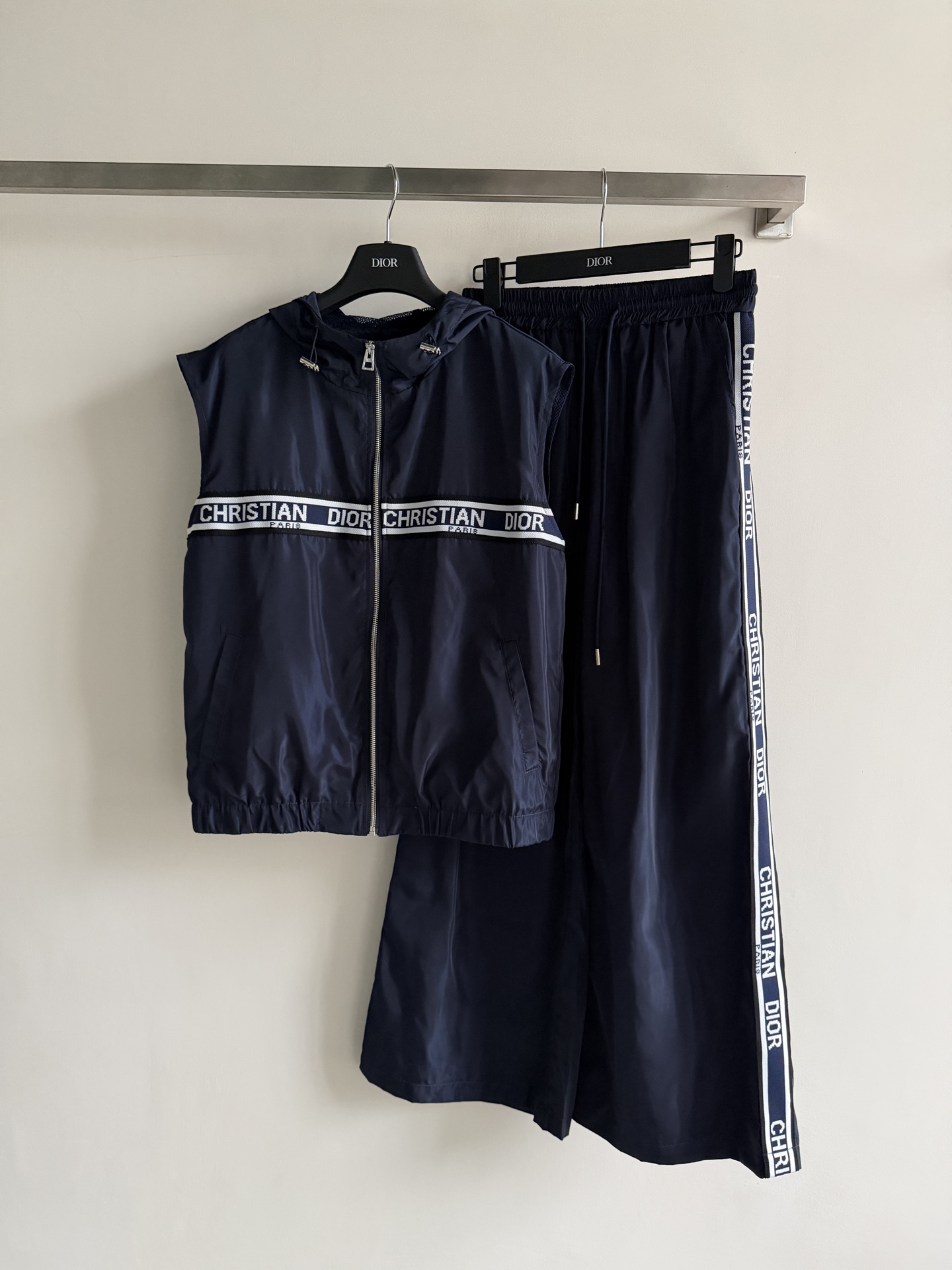NO:822470,Dio* navy blue sports and leisure suit, sleeveless hooded vest + elastic waist wide-leg pants, lightweight windproof fabric, breathable and waterproof, super comfortable to wear in spring and summer!  The vest has a 'CHRISTIAN DIOR' webbing on the chest, and the zipper + side pockets are very practical. The wide-leg pants have an elastic drawstring waist and side webbing design, which is full of brand sense, covers the crotch and makes you slim, and is suitable for all kinds of body shapes. The overall look is lazy and high-end, and can be easily controlled for commuting, leisure, and going out on the street. It is comfortable and fashionable!  SML,,dior,hats,19860909Dio*藏蓝运动休闲套装,无袖连帽马甲+松紧腰阔腿裤,轻盈防风面料,透气又防水,春夏穿超舒服！马甲胸前有“CHRISTIAN DIOR”织带,拉链+侧口袋超实用.阔腿裤松紧抽绳腰,侧边织带设计,品牌感满满,遮胯显瘦,适合各种身材.整体慵懒高级,通勤、休闲、出街都能轻松驾驭,舒适又时髦！SML,,dior,hats,,Women's clothing