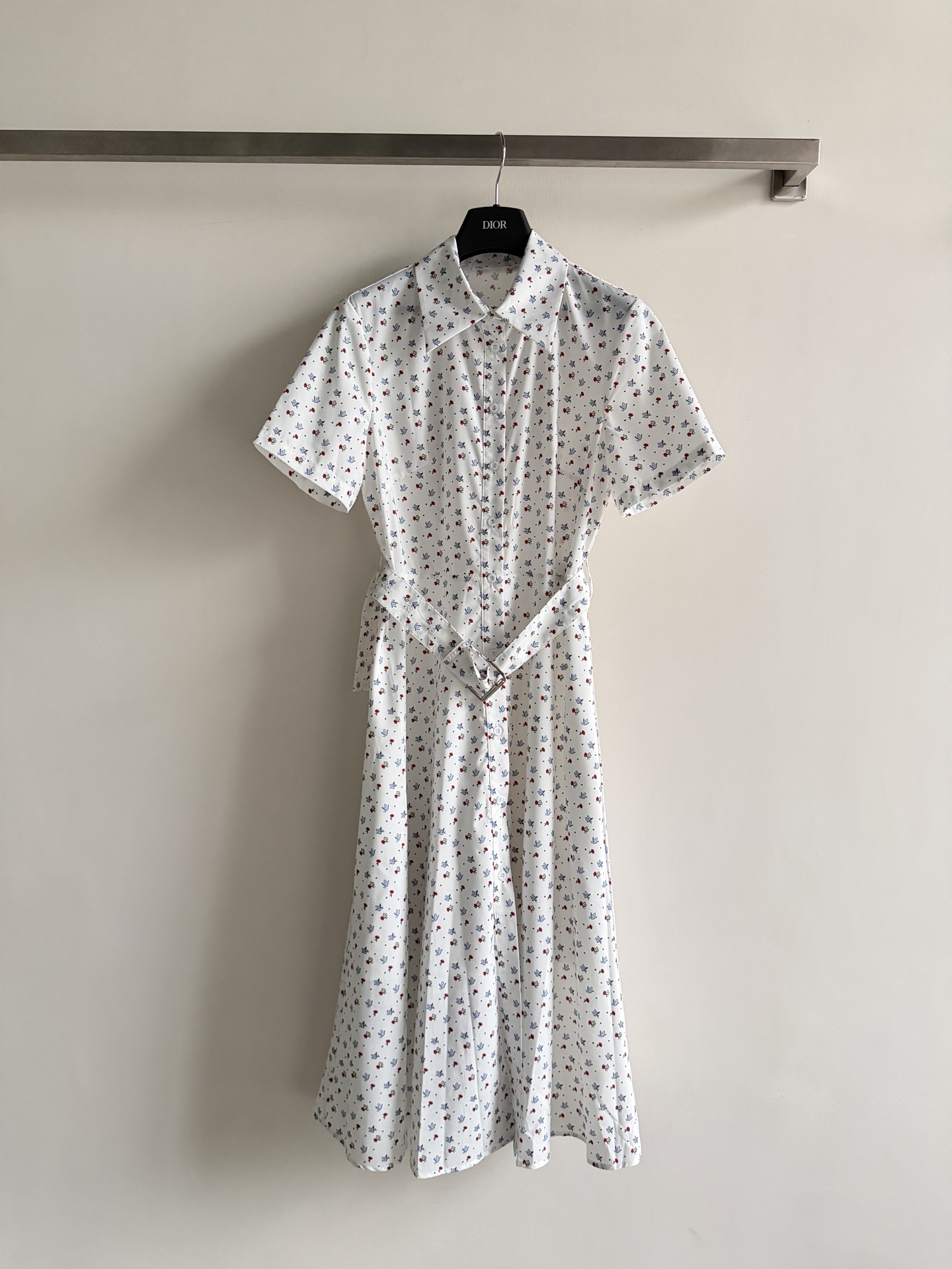 NO:822458,Dio* shirt dress, with white background and small flowers, fresh and age-reducing!  Short-sleeve + shirt collar design, adjustable waist strap, flattering the body shape and making you look slimmer. The fabric is light and breathable, super comfortable to wear in spring and summer, suitable for commuting and leisure. Low-key and elegant, minimalist style is a must-have for girls!  SML,,dior,skirts,shirts,T-shirt,19860909Dio*衬衫连衣裙,白底配细小花卉,清新又减龄！短袖+衬衫领设计,腰部绑带可调节,修饰身形超显瘦.面料轻薄透气,春夏穿超舒服,通勤休闲都OK.低调优雅,极简风女孩必入！SML,,dior,skirts,shirts,T-shirt,,Women's clothing