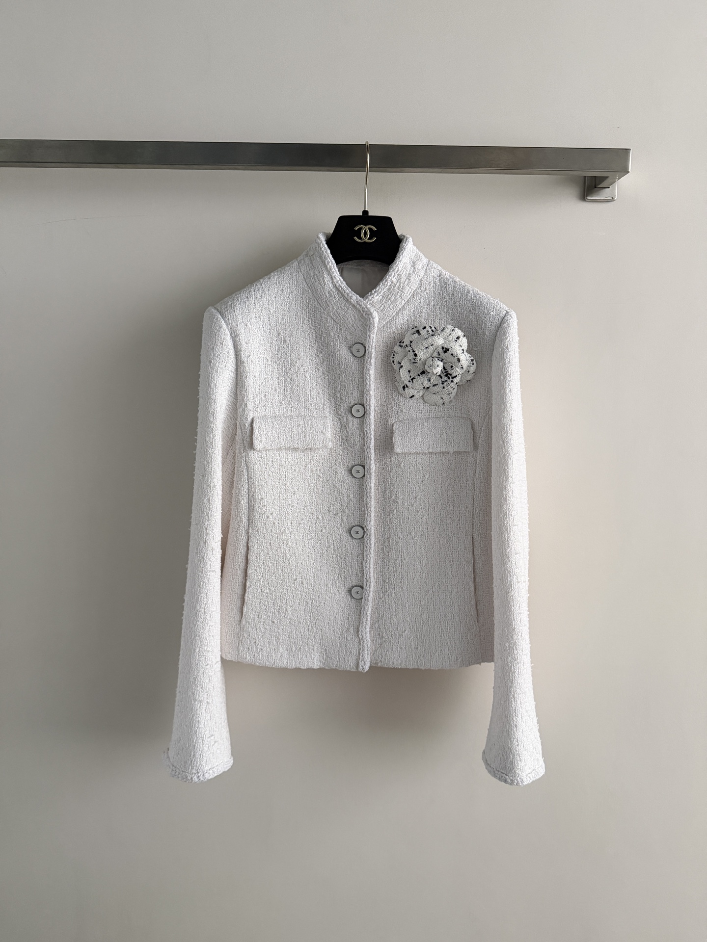 NO:825208,Chane*26 white tweed jacket, classic tweed material, thick and textured, French elegance with full stand-up collar design + symmetrical pockets on the front, with exquisite camellia brooch, the details are very recognizable!  The tailoring is neat and can be easily worn in daily or formal occasions. The get.26P series focuses on minimalism and high-end sense. Tweed is Chanel's iconic element. It goes well with skirts or high-waisted pants, and can easily create a relaxed and sophisticated look!  SML,,chanel,chanel,skirts,jackets & coats,brooch,breastpin,19860909Chane*26白色粗花呢外套,经典粗花呢材质,质地厚实有纹理,法式优雅气质满分立领设计+正面对称口袋,搭配精致山茶花胸针,细节超有辨识度！剪裁利落,日常或正式场合都能轻松驾驭,富家千金风get.26P系列主打极简与高级感,粗花呢是香奈儿标志性元素,搭配裙装或高腰裤都很出彩,轻松打造松弛又精致的造型！SML,,chanel,chanel,skirts,jackets & coats,brooch，breastpin,,Women's clothing
