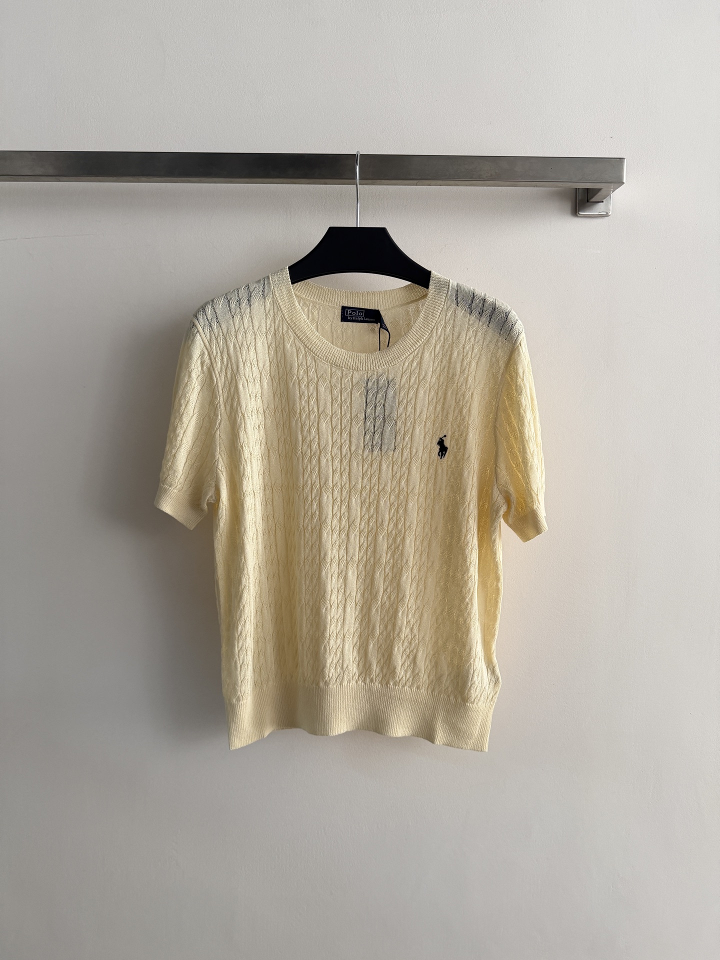 NO:825243,Ralph Laure*26SS new round neck sweater is embroidered with luxurious horse embroidery on the chest. A simple LOGO is enough for personality and fashion, and the regular version is not picky!  The classic style will never go out of style. It is a must-have for age reduction and can be worn by both fat and thin people. Four colors SML-,, loro piana,19860909Ralph Laure*26SS新款圆领针织衫胸前绣马刺绣奢华点缀 简单的LOGO就足够个性时尚,常规版型不挑人！经典款永不过时 减龄必备胖瘦均可驾驭,四色SML-,,loro piana,,Women's clothing