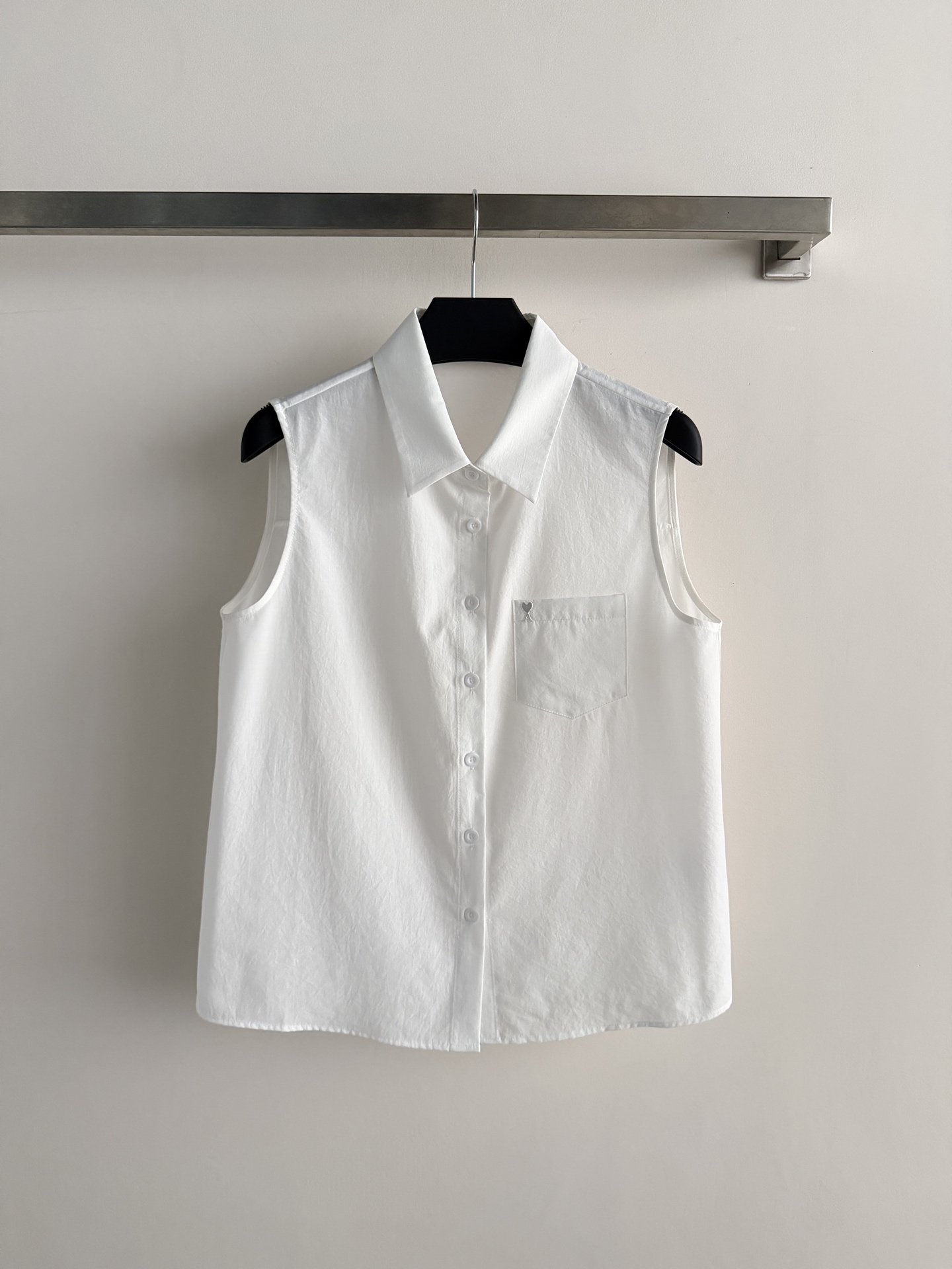 NO:825198,Ami Pari's latest sleeveless shirt adopts a simple design, classic lapel + single side pocket, and is embellished with love embroidery for a full brand feel. The fabric is breathable and comfortable, making it super refreshing to wear in summer!  The sleeveless design is neat and can be worn alone or inside. It can be easily matched with basics for commuting, daily life, and leisure. It looks good with jeans, shorts, and skirts, and it is easy to switch styles. The regular version is not flattering, has both temperament and comfort, and is a must-have item in the summer wardrobe!  3 colors SML,,skirts,shorts,jeans,shirts,19860909Ami Pari*新款无袖衬衫,采用简约设计,经典翻领+单侧口袋,点缀爱心刺绣品牌感满满.面料透气舒适,夏天穿超清爽！无袖设计利落,单穿或内搭都很OK,通勤、日常、休闲都能轻松驾驭基础百搭,配牛仔裤、短裤、半裙都好看,轻松切换风格.常规版型不挑身材,气质与舒适兼备,是夏季衣橱必备单品！3色SML,,skirts,shorts,jeans,shirts,,Women's clothing
