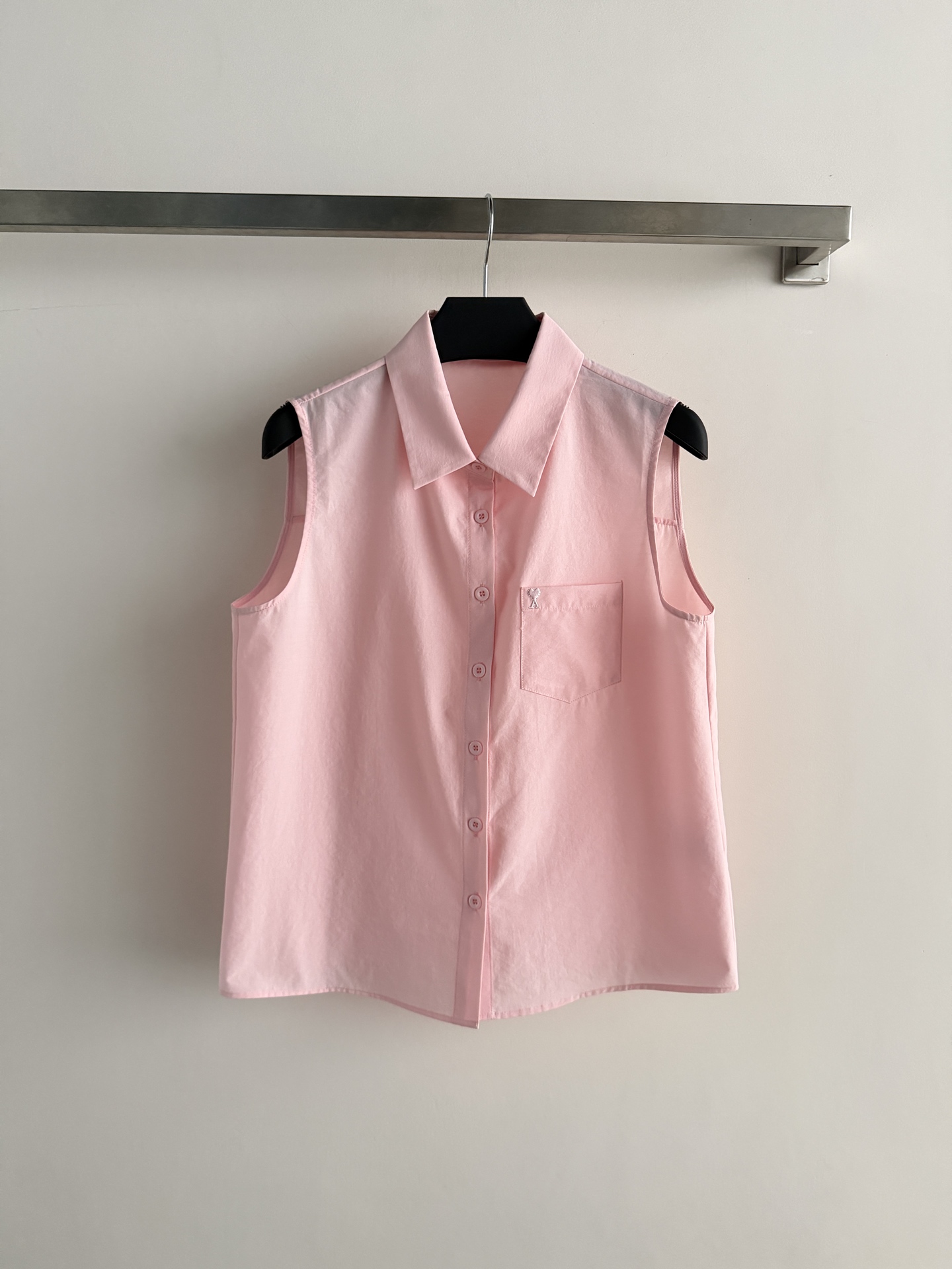 NO:884843,Ami Pari's latest sleeveless shirt adopts a simple design, classic lapel + single side pocket, and is embellished with love embroidery for a full brand feel. The fabric is breathable and comfortable, making it super refreshing to wear in summer!  The sleeveless design is neat and can be worn alone or inside. It can be easily matched with basics for commuting, daily life, and leisure. It looks good with jeans, shorts, and skirts, and it is easy to switch styles. The regular version is not flattering, has both temperament and comfort, and is a must-have item in the summer wardrobe!  3 colors SML, women's clothing, skirts, shorts, jeans, shirts,19860909Ami Pari*新款无袖衬衫,采用简约设计,经典翻领+单侧口袋,点缀爱心刺绣品牌感满满.面料透气舒适,夏天穿超清爽！无袖设计利落,单穿或内搭都很OK,通勤、日常、休闲都能轻松驾驭基础百搭,配牛仔裤、短裤、半裙都好看,轻松切换风格.常规版型不挑身材,气质与舒适兼备,是夏季衣橱必备单品！3色SML,女装,skirts,shorts,jeans,shirts,,Women's clothing