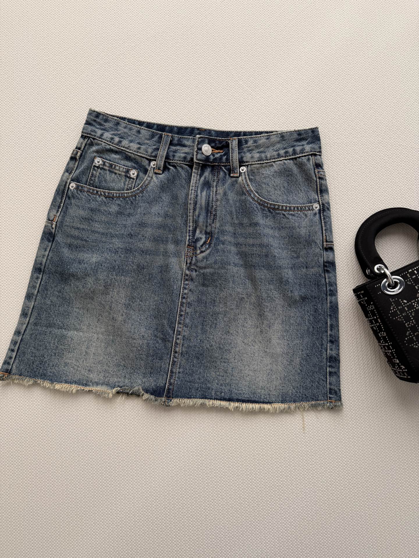 NO:826928,DIO*26SS denim skirt is made of washed blue denim, with a retro and distressed texture that is very atmospheric!  The high-waisted A-line version makes the legs longer and flatters the figure, and is friendly to pear-shaped figures!  It can be easily used for daily commuting, dating, and shopping. Pair it with a Polo shirt or knitted cardigan, and you can easily get the retro sweet and cool style. SML-,, dior, skirts,19860909DIO*26SS牛仔半裙,采用水洗蓝色牛仔布,复古做旧质感超有氛围感！高腰A字版型,显腿长又修饰身材,梨形身材友好！日常通勤、约会、逛街都能轻松驾驭,搭配Polo衫或针织开衫,复古甜酷风轻松getSML-,,dior,skirts,,Women's clothing