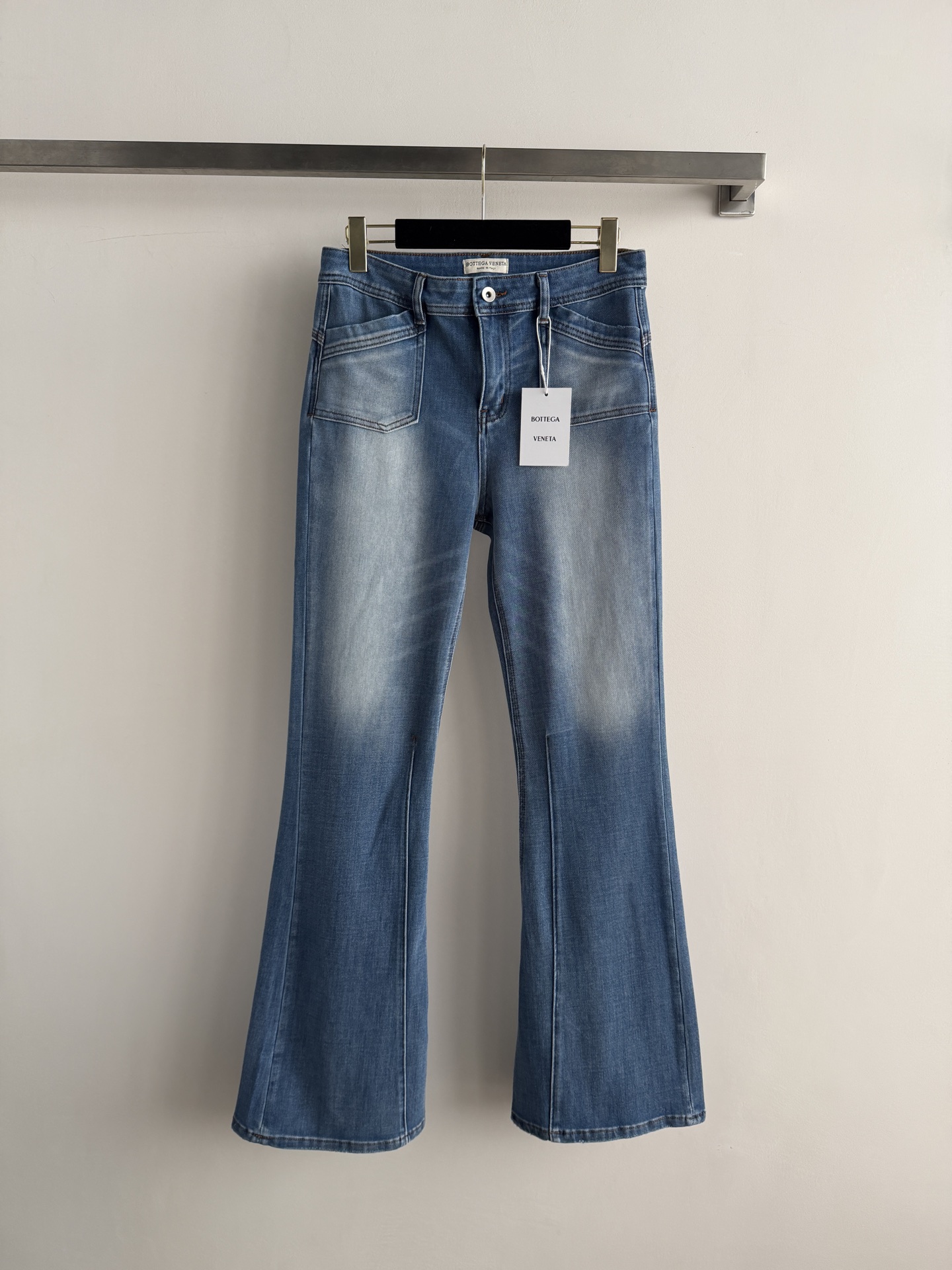 NO:826918,BOTTEGA VENET's latest style, micro-flare denim trousers, three-dimensional tailoring and unique style design, these pants are friendly to tall or small people, super slim~Versatile without losing temperament and elegance~ＳＭＬ,,bottega veneta,19860909BOTTEGA VENET*新款,微喇叭牛仔长裤,立体剪裁 独特风格设计,这款裤子不管高个子或小个子都友好款式,超显瘦哒～百搭又不失气质高雅～ＳＭＬ,,bottega veneta,,Women's clothing