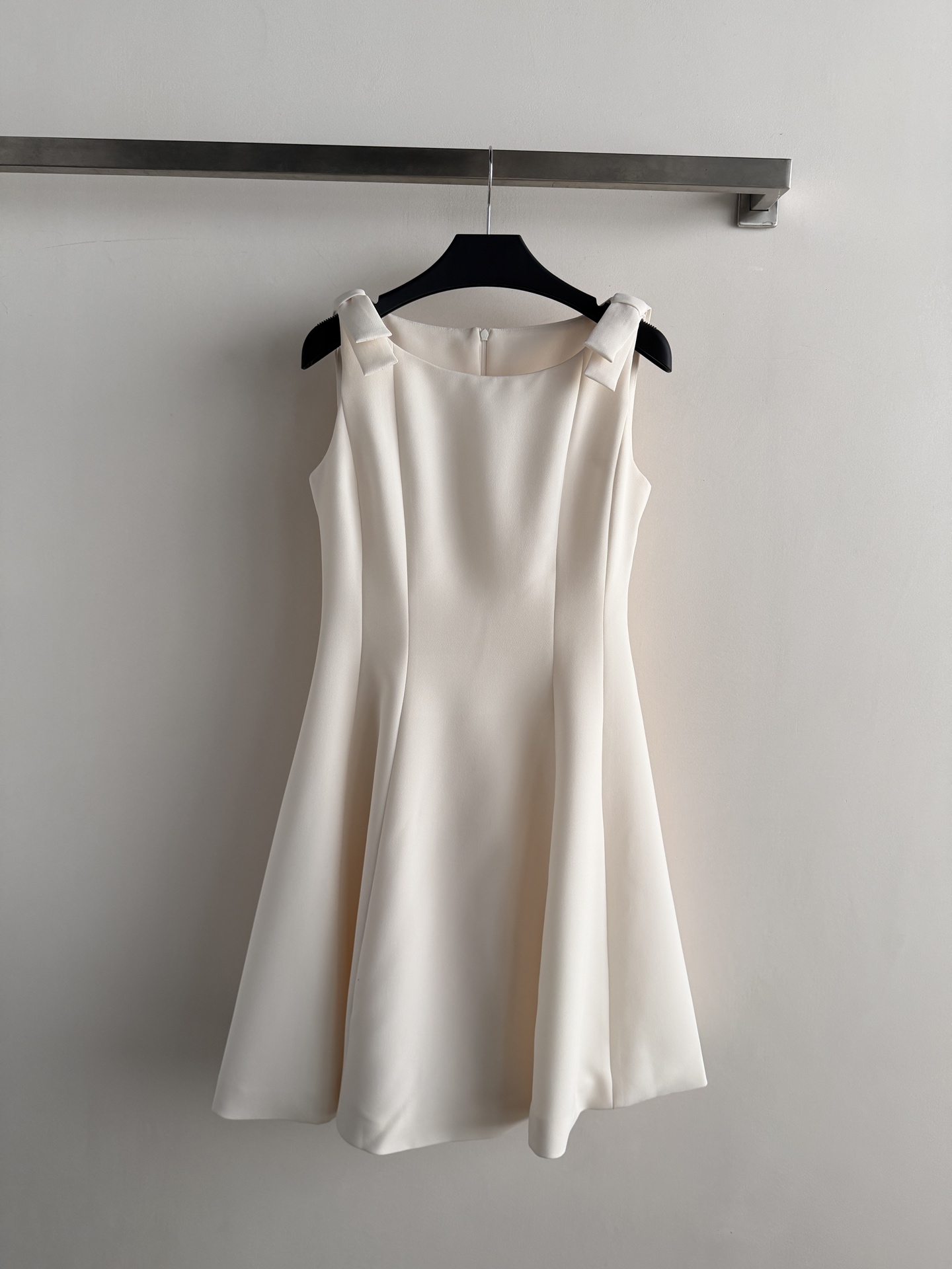 NO:826824,Sleeveless waist-cinching dress, simple and elegant, bow strap design, modifying the shoulder and neck lines, umbrella-shaped skirt covering the crotch and slimming, pear-shaped figure friendly!  The fabric is crisp and drapey, not easy to wrinkle, and can be easily used for daily commuting, dating, and vacations. Sleeveless, refreshing and neat, it is super comfortable to wear in summer. It can also be layered with a suit or a knitted cardigan to easily switch between multiple styles. It is practical and versatile!  SML,,skirts,business suit,19860909无袖收腰连衣裙,简约大方,蝴蝶结肩带设计,修饰肩颈线条,伞状裙摆遮胯显瘦,梨形身材友好！面料挺括有垂坠感,不易皱,日常通勤、约会、度假都能轻松驾驭.无袖清爽利落,夏天穿超舒服,还能叠穿西装或针织开衫,轻松切换多种风格,实用又百搭！SML,,skirts,business suit,,Women's clothing