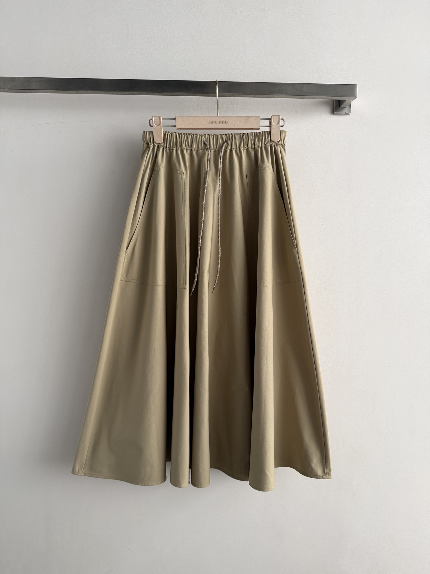 NO:826799,MIUMI*26SS new workwear skirt, elastic waist A-line cut, double pocket decoration, classic elastic waist drawstring design, looks simple and casual yet fashionable and advanced!  Versatile and easy to match, the high-waisted and large skirt makes your upper body look full of aura!  Highly recommended SML,,miumiu,skirts,19860909MIUMI*26SS新款工装半身裙 松紧腰A字版型剪裁,有双口袋装饰,经典松紧腰抽绳设计,看似简单休闲却不失时髦高级！百搭不挑人,高腰大裙摆 上身尽显气场十足！超推荐SML,,miumiu,skirts,,Women's clothing