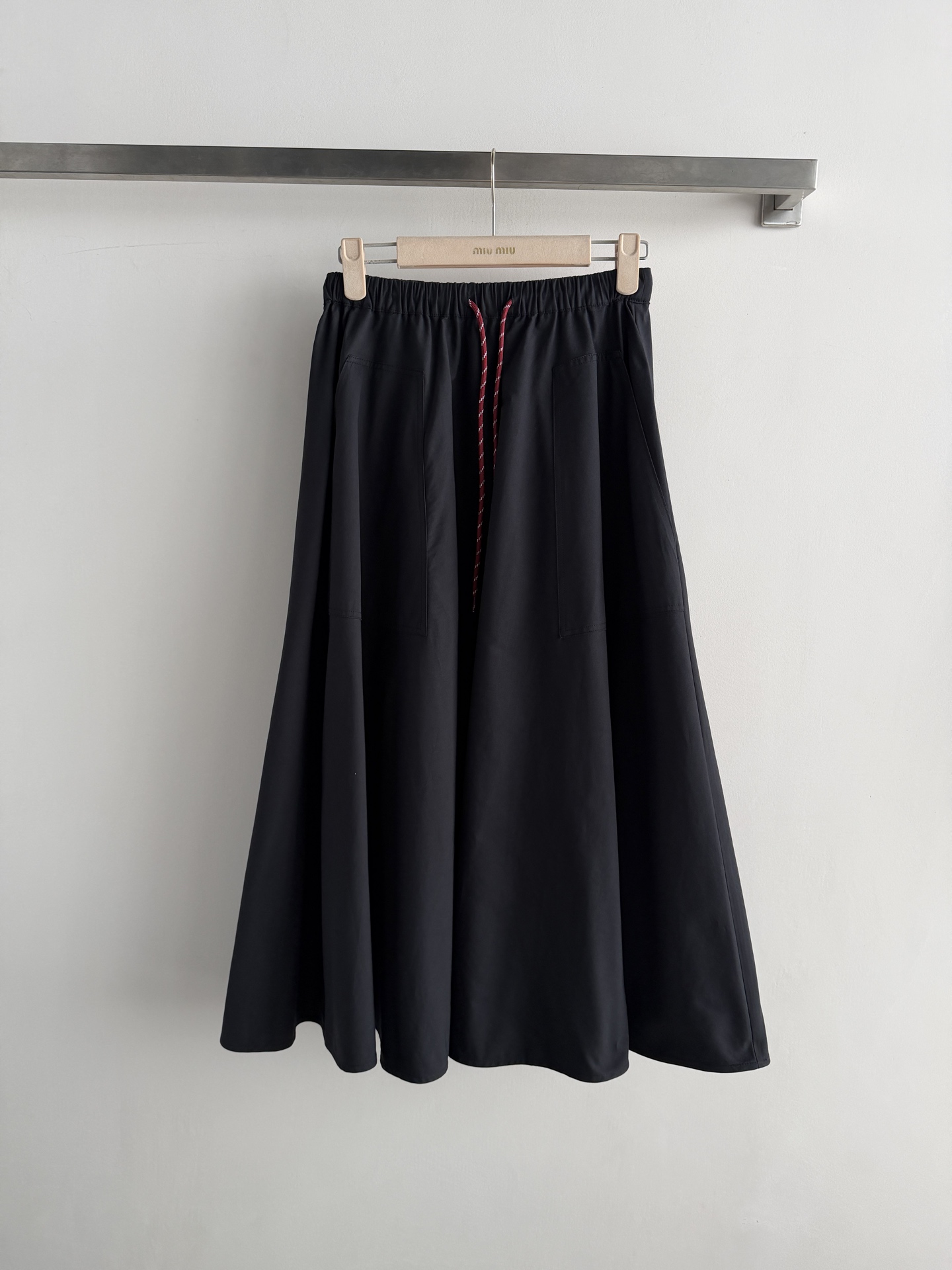 NO:826873,MIUMI*26SS new workwear skirt, elastic waist A-line cut, double pocket decoration, classic elastic waist drawstring design, looks simple and casual yet fashionable and advanced!  Versatile and easy to match, the high-waisted and large skirt makes your upper body look full of aura!  Highly recommended SML,,miumiu,skirts,19860909MIUMI*26SS新款工装半身裙 松紧腰A字版型剪裁,有双口袋装饰,经典松紧腰抽绳设计,看似简单休闲却不失时髦高级！百搭不挑人,高腰大裙摆 上身尽显气场十足！超推荐SML,,miumiu,skirts,,Women's clothing
