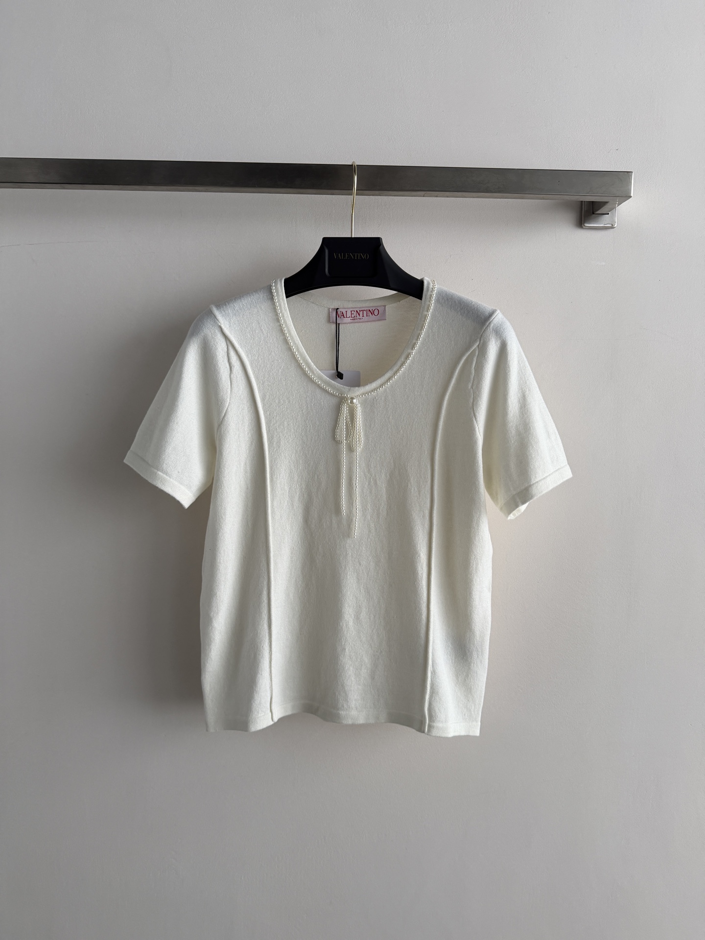 NO:828884,VALENTIN's latest pearl short-sleeved sweater is made of soft knitted fabric, which is skin-friendly and comfortable, making it perfect for summer!  The pearl round neck bow design is full of details, delicate and sweet. The shoulder cut modifies the shoulder line and has a great slimming effect. It goes well with high-waisted pants or skirts~ It can be easily controlled for daily commuting and leisure, practical and fashionable SML-,,valentino,skirts,T-shirt,19860909VALENTIN*新款珍珠短袖针织衫,采用柔软针织面料,亲肤舒适,夏天穿超合适！珍珠圆领蝴蝶结设计,细节满分,精致又甜美.正肩剪裁修饰肩部线条,显瘦效果很赞,搭配高腰裤或裙装都很出彩～日常通勤、休闲都能轻松驾驭,实用又时髦SML-,,valentino,skirts,T-shirt,,Women's clothing