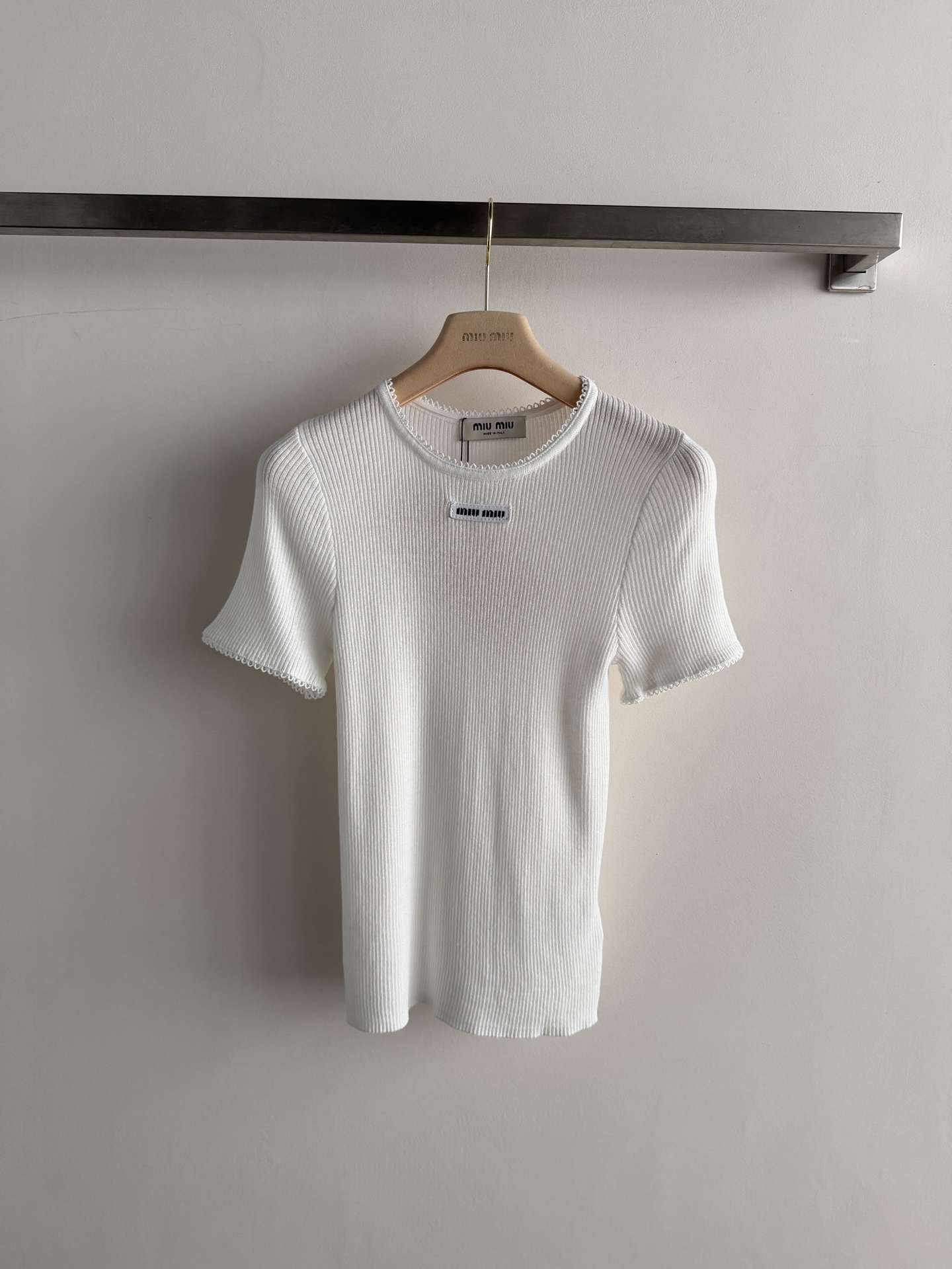 NO:828893,MIUMI*2026 new lace short-sleeved sweater, slim fit, a must-have for age reduction, the fabric is delicate, soft and comfortable, the logo letters on the chest are embellished, the upper body is slim and versatile!  Sweet girly two-color SML,,miumiu,T-shirt,19860909MIUMI*2026新款花边短袖针织衫,修身版型,谬系减龄必备,面料细腻柔软舒适,胸前logo字母点缀,上身显瘦又百搭！甜美少女气息两色SML,,miumiu,T-shirt,,Women's clothing