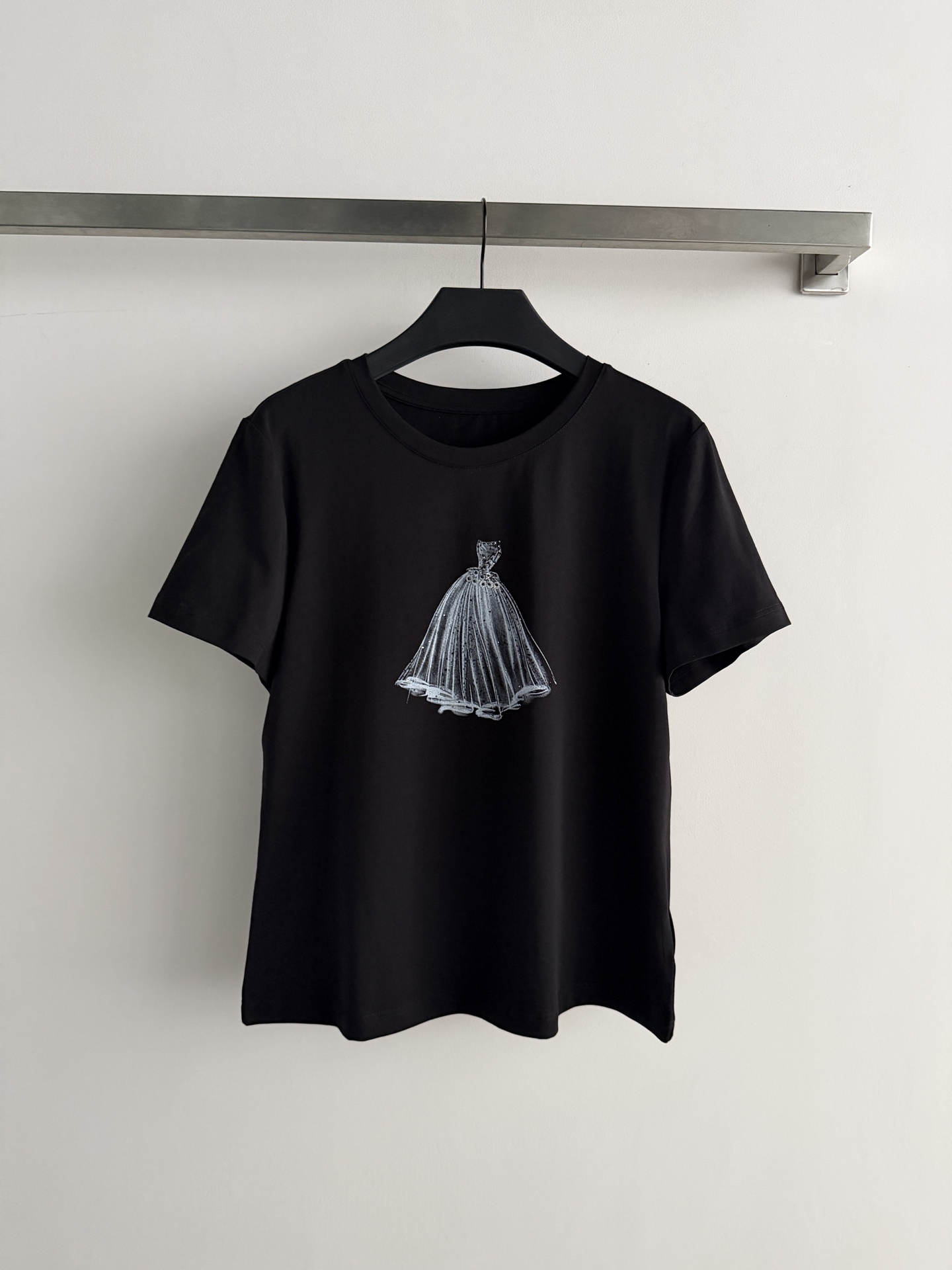 NO:828858,New short-sleeved T-shirt, highlighted by dress pattern print, made of pure cotton, comfortable and breathable, perfect for daily outings!  The dress print is paired with beading, which is full of artistic sense and highly recognizable. Whether paired with jeans or a skirt, you can easily create a personalized fashion look. A must-have for sisters who like art and trends!  SML,,skirts,jeans,T-shirt,tees,t-shirt,19860909新款短袖T恤,礼服图案印花为亮点,纯棉材质,穿着舒适透气,日常出街超适合！礼服印花搭配钉珠,艺术感满满,辨识度超高无论配牛仔裤还是半裙,都能轻松打造个性时尚look,喜欢艺术和潮流的姐妹必入！SML,,skirts,jeans,T-shirt,tees，t-shirt,,Women's clothing