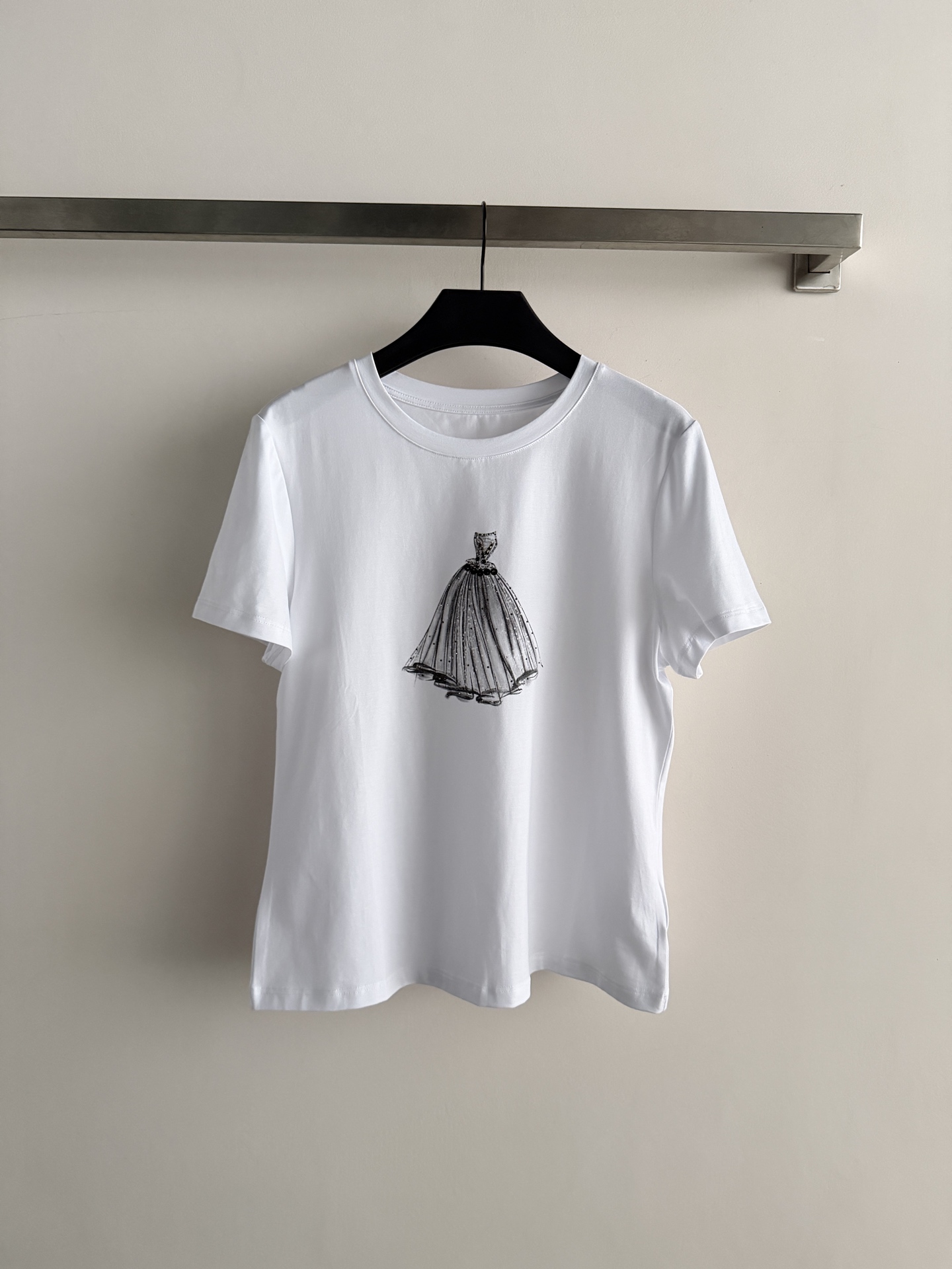 NO:828875,New short-sleeved T-shirt, highlighted by dress pattern print, made of pure cotton, comfortable and breathable, perfect for daily outings!  The dress print is paired with beading, which is full of artistic sense and highly recognizable. Whether paired with jeans or a skirt, you can easily create a personalized fashion look. A must-have for sisters who like art and trends!  SML,,skirts,jeans,T-shirt,tees,t-shirt,19860909新款短袖T恤,礼服图案印花为亮点,纯棉材质,穿着舒适透气,日常出街超适合！礼服印花搭配钉珠,艺术感满满,辨识度超高无论配牛仔裤还是半裙,都能轻松打造个性时尚look,喜欢艺术和潮流的姐妹必入！SML,,skirts,jeans,T-shirt,tees，t-shirt,,Women's clothing