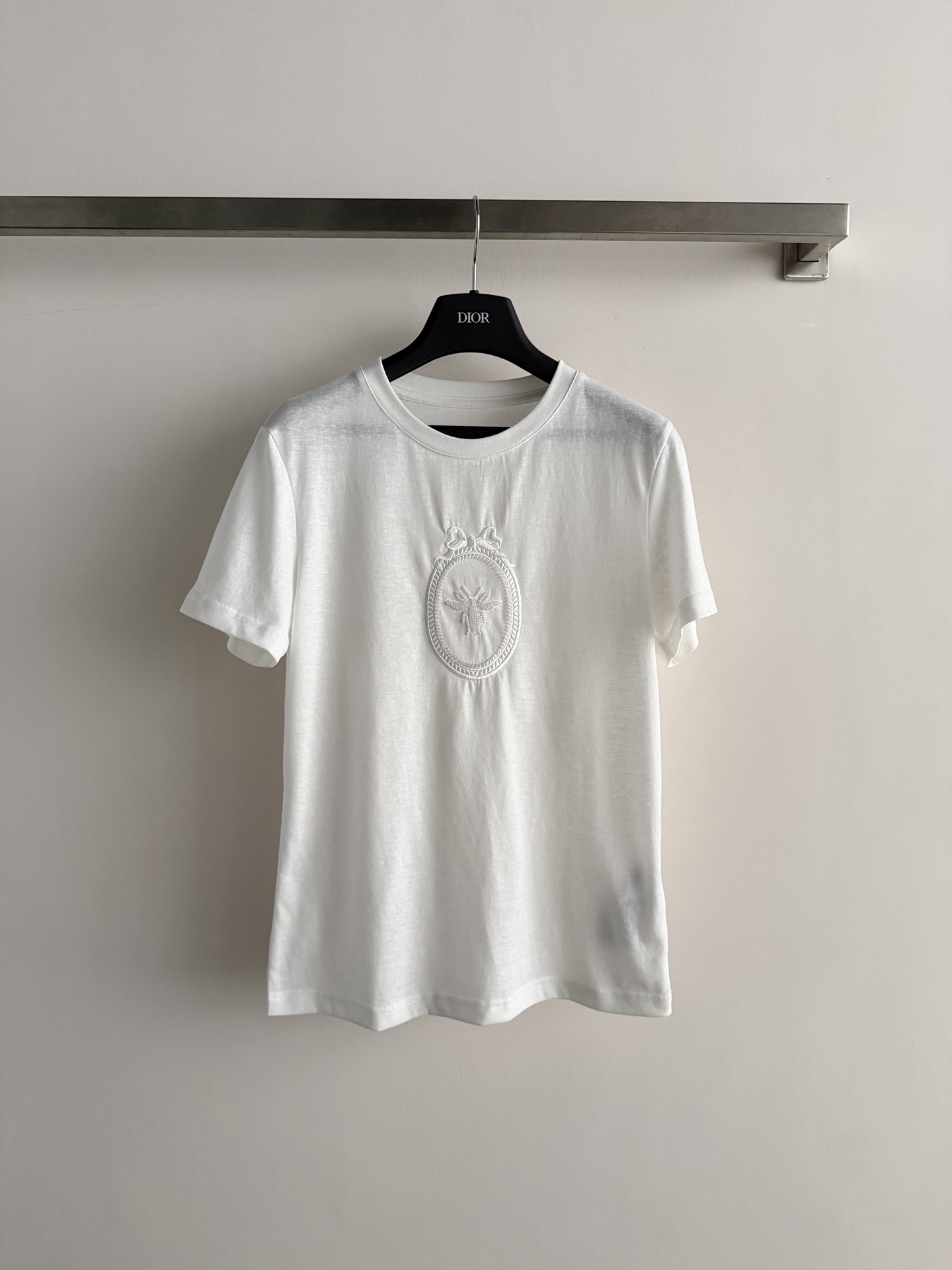 NO:828894,DIO*'s new short-sleeved T-shirt, with oval logo on the chest + bow embroidery, perfect details. The cotton fabric is soft and breathable, super comfortable for daily wear. The short-sleeved round neck design is simple and fashionable. It goes well with jeans or skirts. It can easily create an elegant and casual style. A must-have for fashion lovers!  SML,,dior,skirts,jeans,T-shirt,tees,t-shirt,19860909DIO*新款短袖T恤,胸前椭圆徽标+蝴蝶结刺绣,细节满分.棉质面料柔软透气,日常穿着超舒适.短袖圆领设计,简约又时髦,搭配牛仔裤或半裙都很出彩,轻松打造优雅休闲风,时尚爱好者必入！SML,,dior,skirts,jeans,T-shirt,tees，t-shirt,,Women's clothing