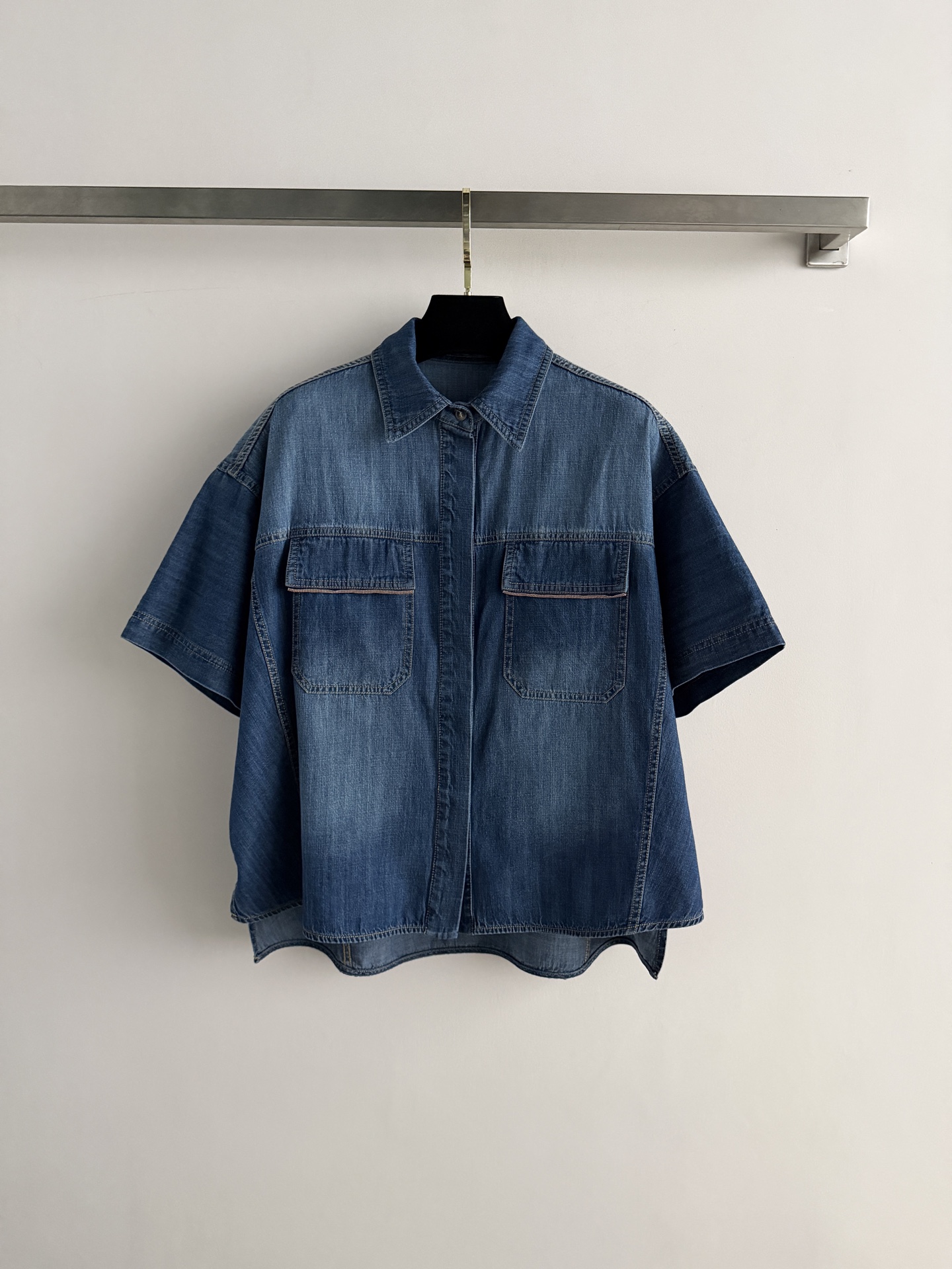 NO:828847,Brunello Cucinell*26SS new denim shirt adopts gradient washing process, short-sleeved lapel design full of retro feeling, double large pockets on the front and chain decoration design are practical and stylish. Loose silhouette, comfortable and not flattering on the figure, perfect for spring and summer!  Whether paired with casual pants or shorts, you can easily create Hong Kong style, Japanese style or ins style. It can be easily used for daily commuting and casual occasions. It is a versatile fashion item SML, brunello cucinelli, shorts, T-shirt,19860909Brunello Cucinell*26SS新款牛仔衬衣采用渐变水洗工艺,复古感满满的短袖翻领设计,前襟双大口袋链条装饰设计实用又有型.宽松廓形,舒适不挑身材,春夏穿超合适！无论搭配休闲裤还是短裤,轻松打造港风、日系或ins风,日常通勤、休闲场合都能轻松驾驭,是百搭时尚单品SML,,brunello cucinelli,shorts,T-shirt,,Women's clothing