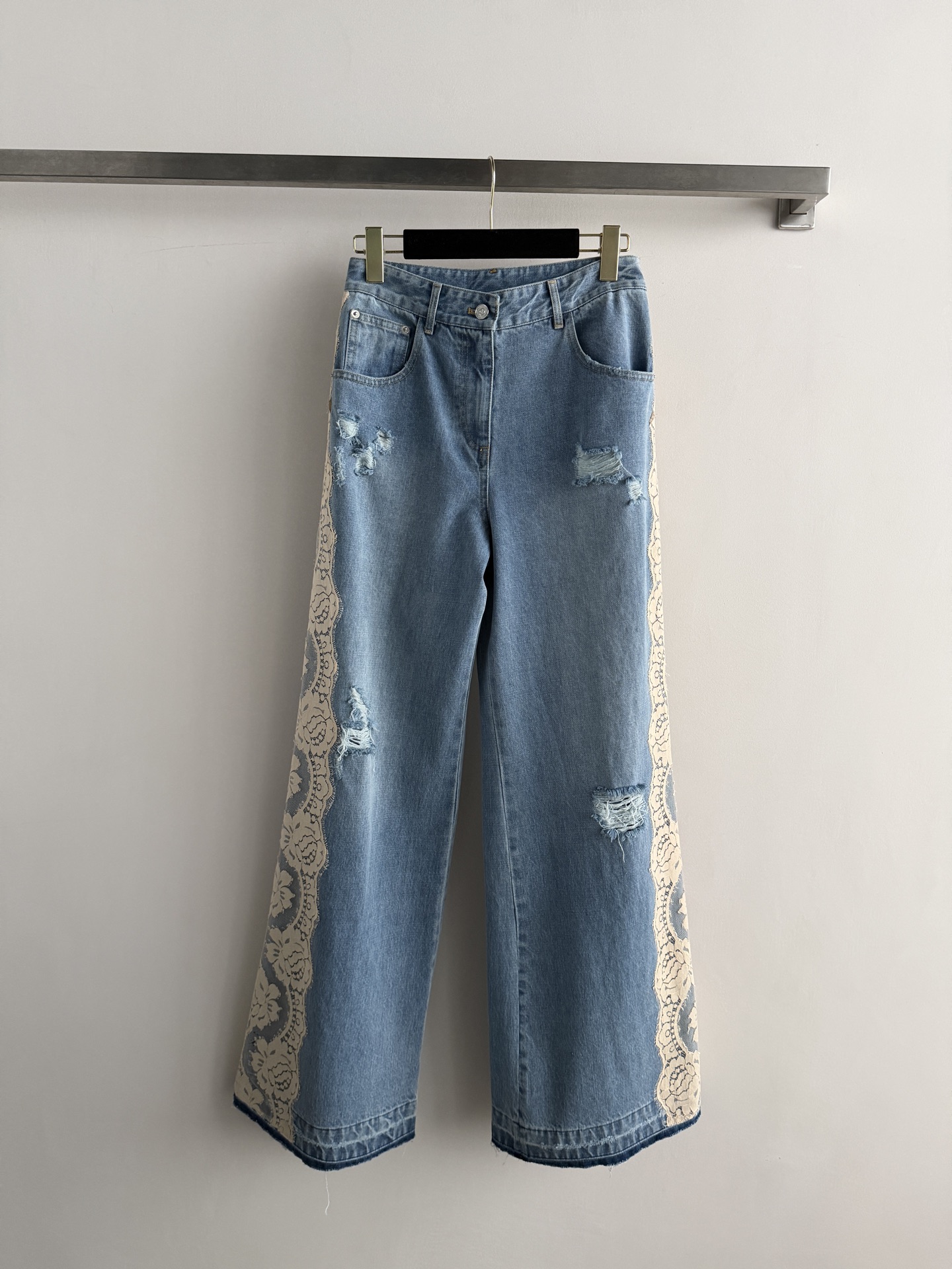 NO:823808,Dolc&Gabban*26SS new lace splicing jeans. The washed light blue denim fabric has a retro and relaxed feeling. The high-waisted and wide-leg version can easily raise the waistline. The 37-7 ratio is welded to the body to hide the flesh and look slim. Sisters with pear-shaped figures can directly consecrate the gods. The hole design of the trousers brings a sweet and cool feeling to the street. The off-white lace on both sides  The splicing is directly the soul of the whole pair of trousers. The delicate patterned lace and distressed denim collide, and the pure and lustful atmosphere is firmly grasped. The number of heads turning is so high when walking on the road. This pair of fairy jeans is really indispensable in the summer wardrobe~SML-, Dolce & Gabbana-clothing, Dolce&Gabbana, jeans,19860909Dolc&Gabban*26SS新款蕾丝拼接牛仔裤水洗浅蓝的牛仔面料自带复古松弛感,高腰阔腿版型轻松拉高腰线,把三七分比例焊在身上,藏肉又显瘦,梨形身材姐妹直接封神裤身的破洞设计自带街头甜酷感,两侧的米白色蕾丝拼接直接是整件裤子的灵魂精致的花纹蕾丝和做旧牛仔碰撞,把又纯又欲的氛围感狠狠拿捏住,走在路上回头率妥妥爆表,夏天衣柜里真的少不了这条神仙牛仔裤～SML-,杜嘉班纳-服装,Dolce&Gabbana,jeans,,Women's clothing